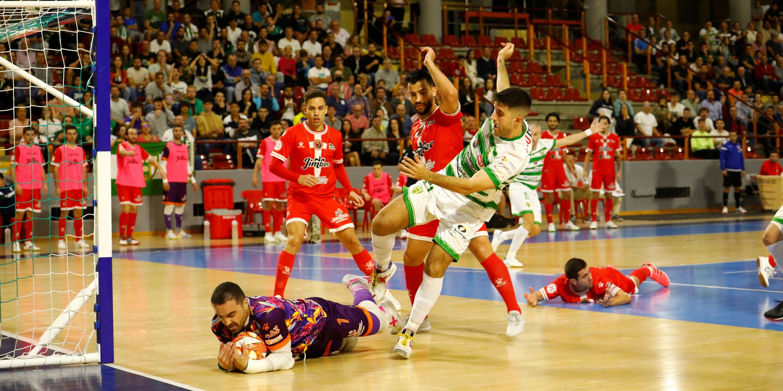 Ismael se topa con Chemi en su intento de hacer gol ante el Jimbee Cartagena.