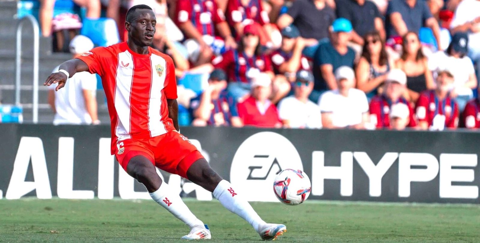 Lopy fue increpado por una aficionada mientras era atendido en la banda en el minuto 24 de juego