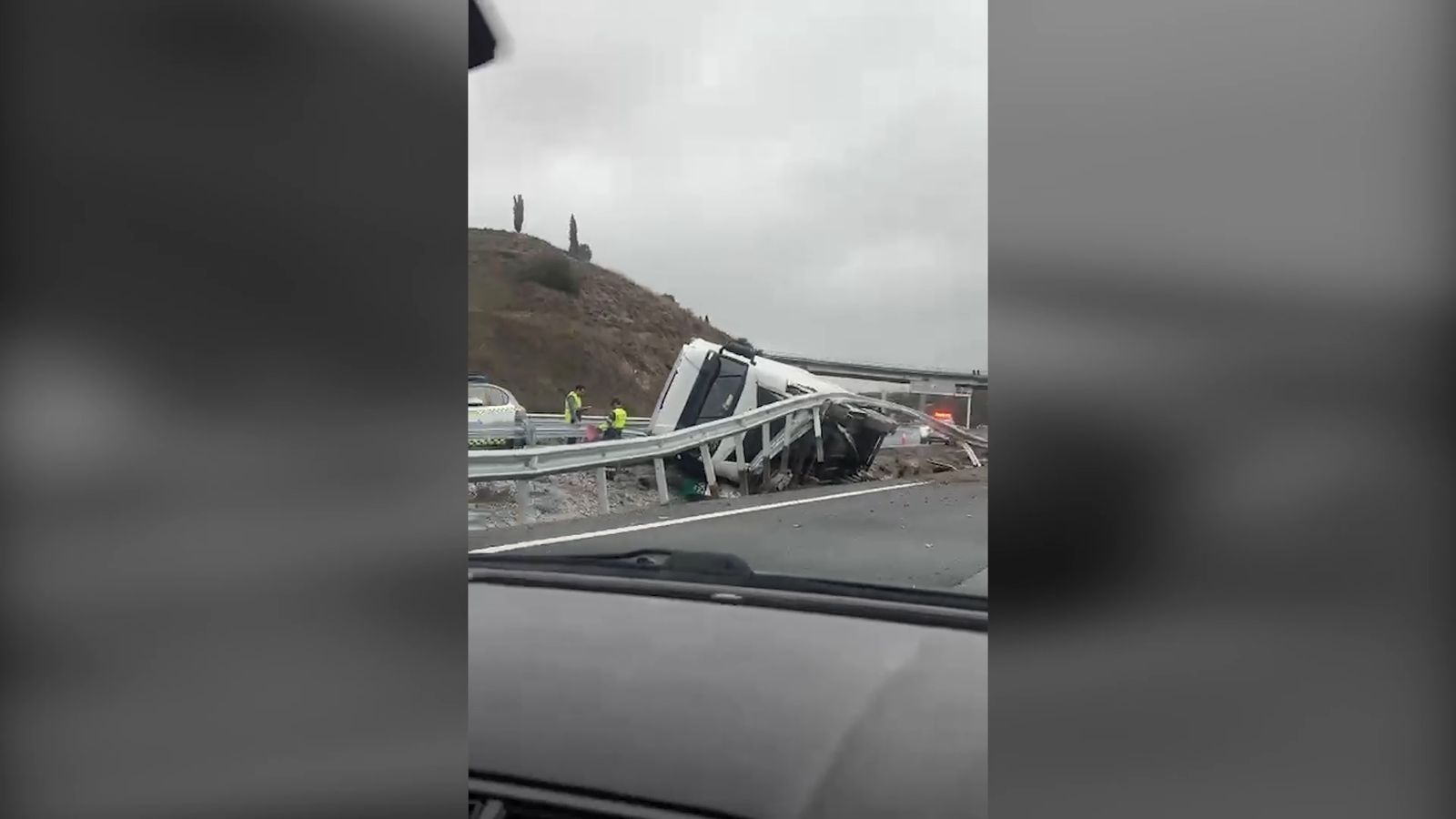 Un camión volcado en la A-92