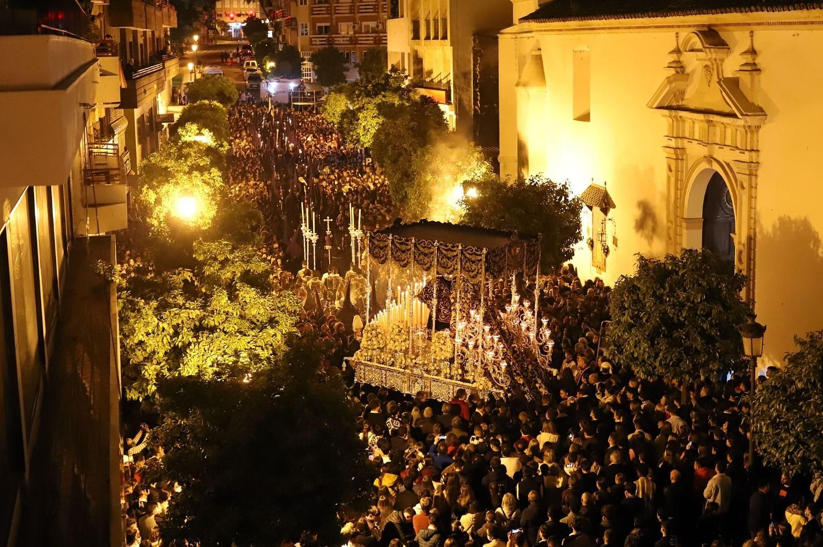Imágenes del Nazareno recorriendo las calles de Huelva en la Semana Santa 2022.