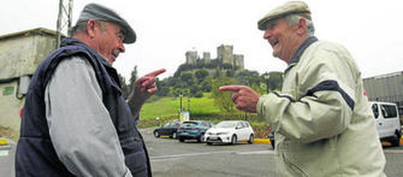 Diego y José, con el Castillo de Almodóvar al fondo.