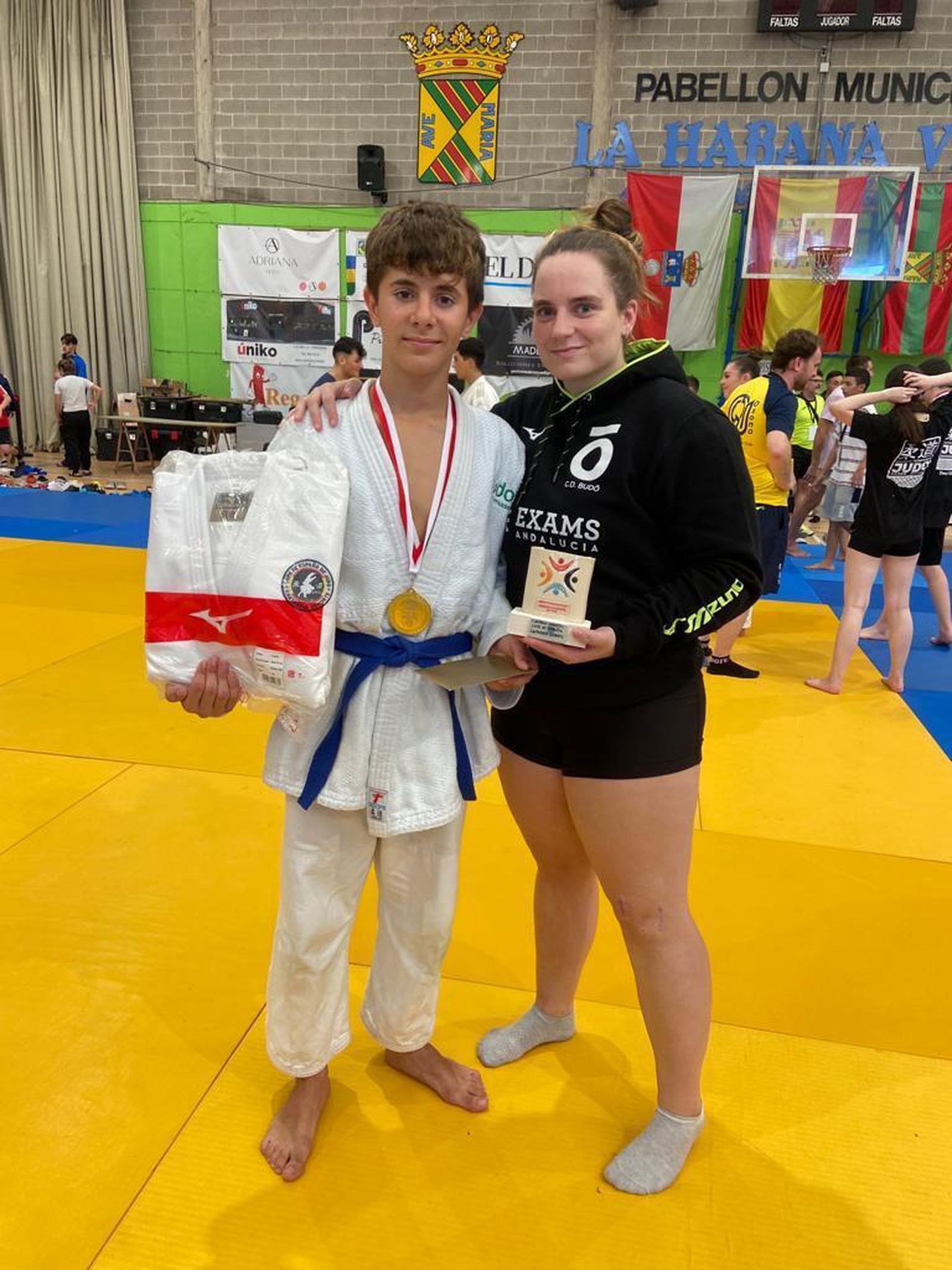 El granadino Ricardo Freires, con sus premios como campeón