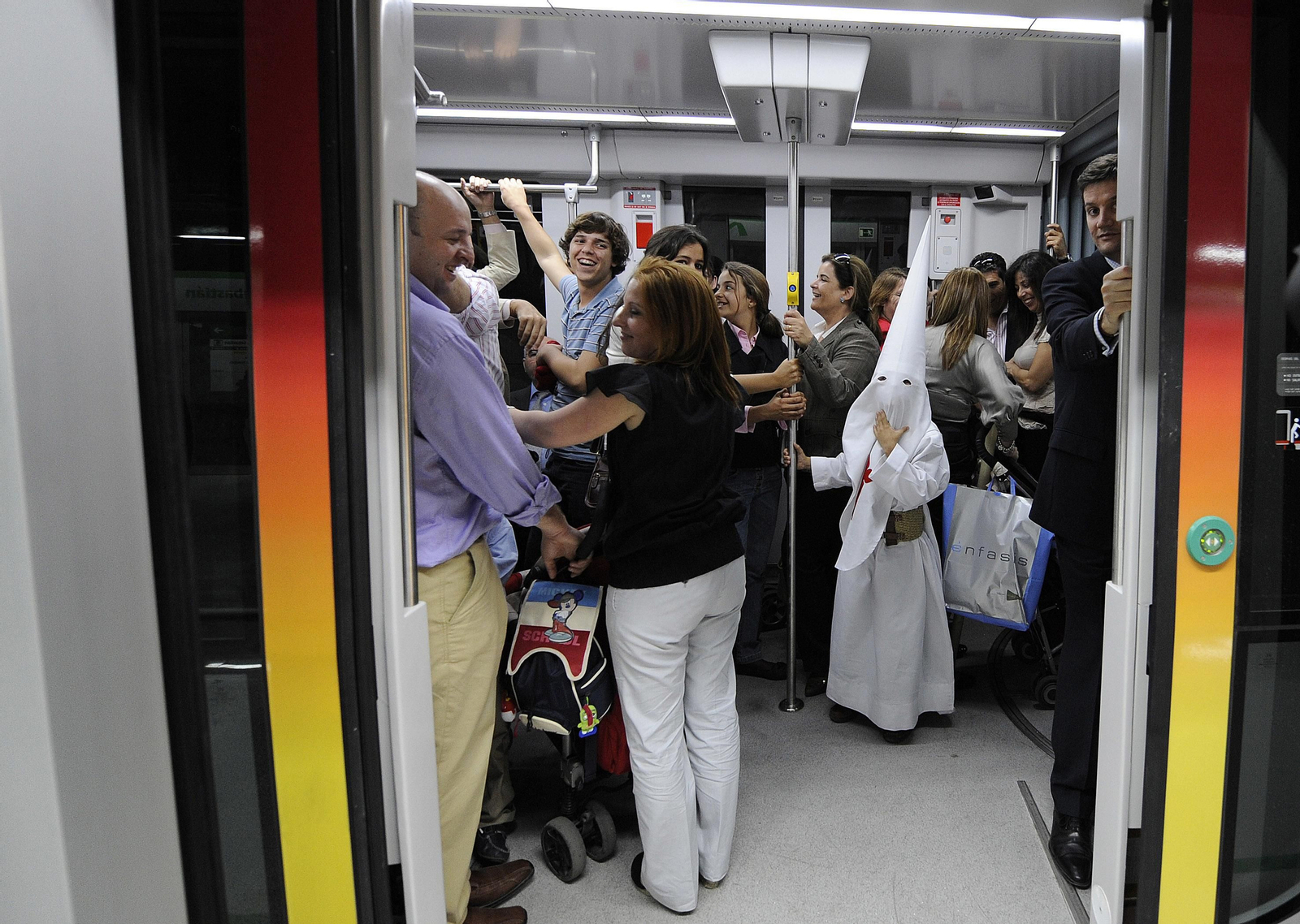 Un nazareno, montado en un vagón de Metro.