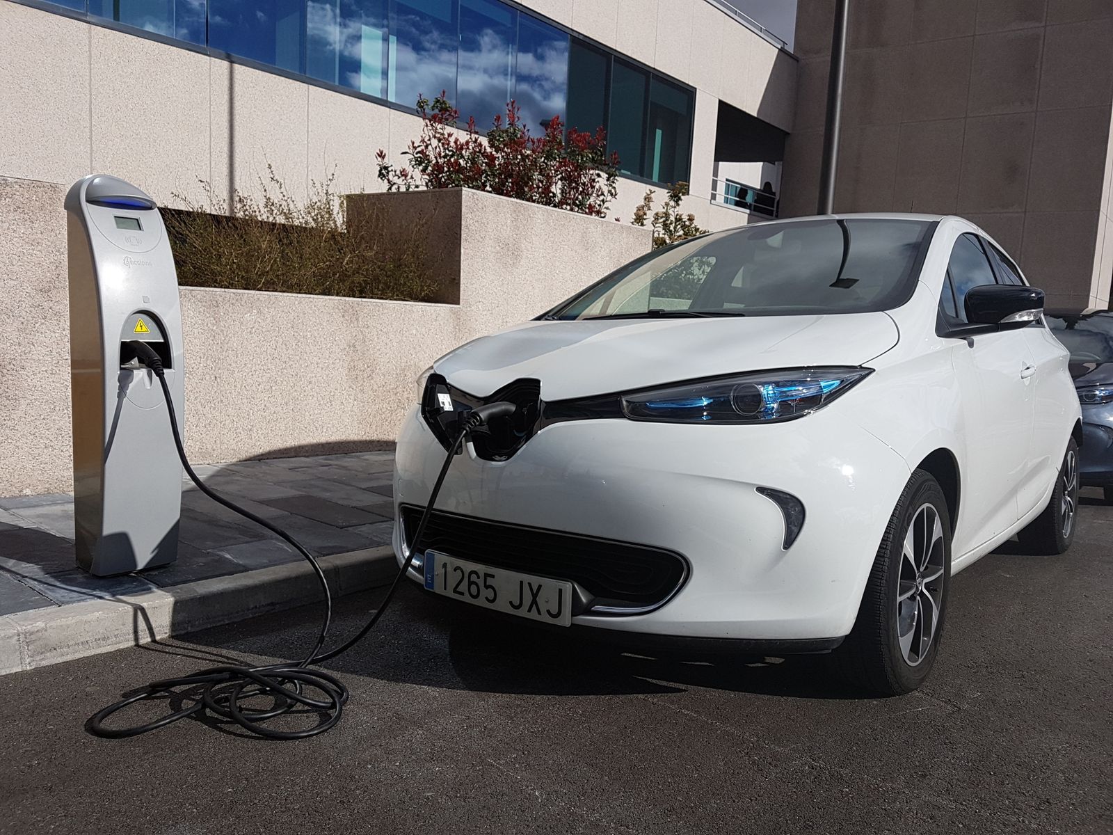 Las matriculaciones de vehículos eléctricos e híbridos suben un 22% en noviembre