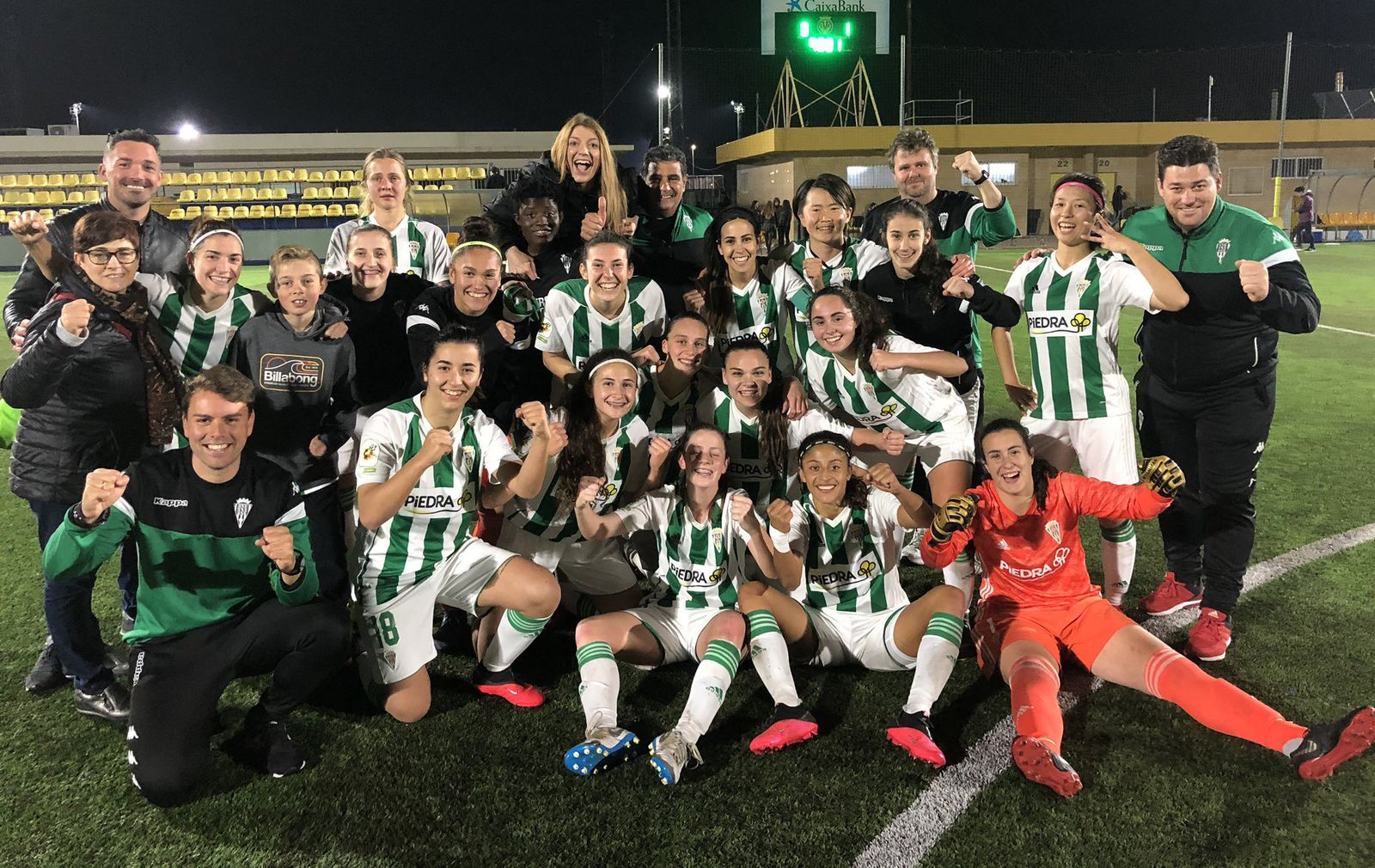 Las jugadoras y técnicos del Córdoba Femenino celebran a pie de campo el triunfo ante el Villarreal.