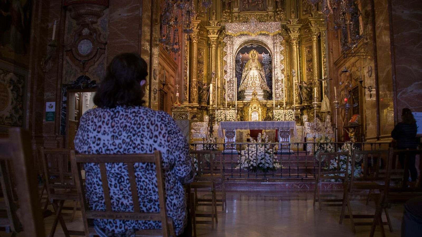 La Virgen de la Esperanza, ya en su camarín, ataviada de blanco.