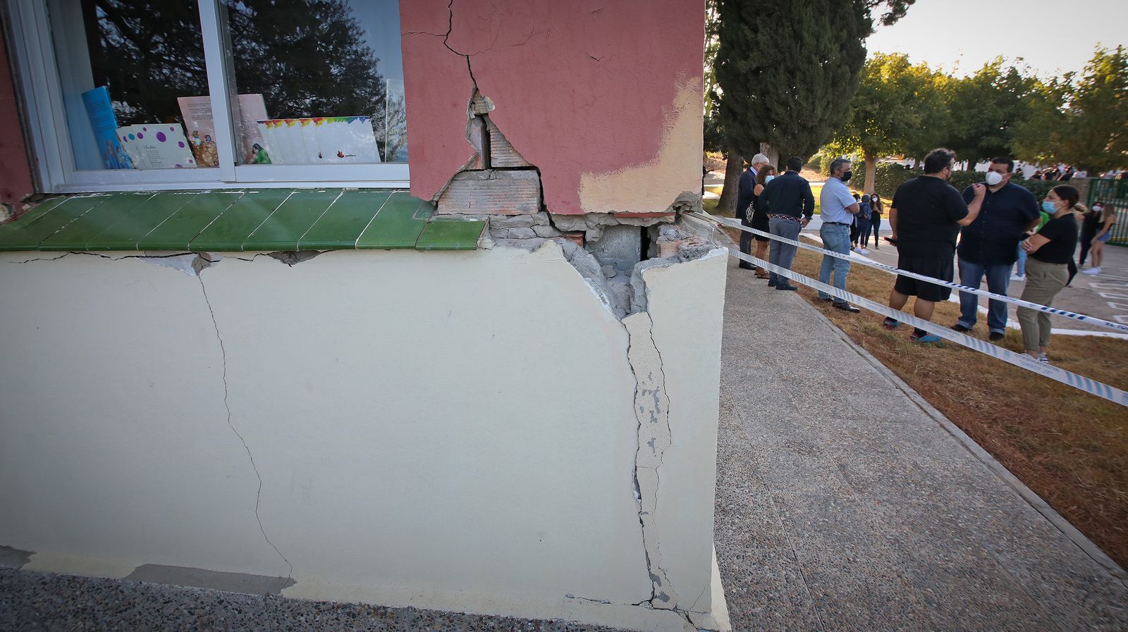 Protestas de los padres y madres del colegio de El Torno por el mal estado en que se encuentra el centro