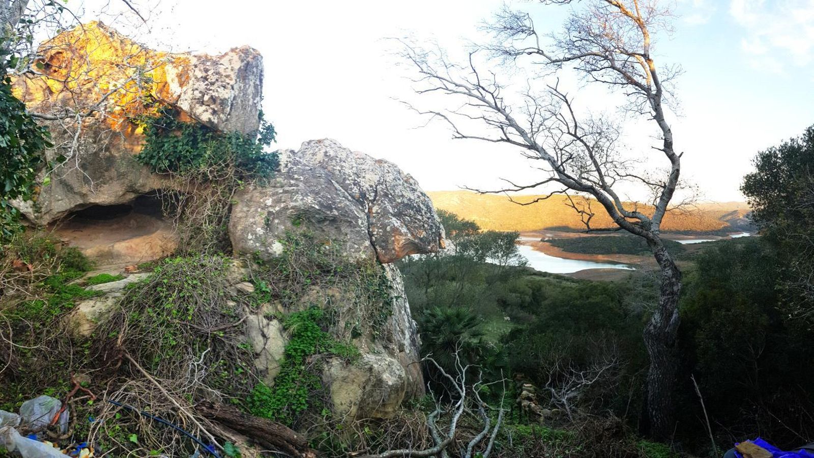 Vista general del abrigo del Castillo y el embalse del río Guadarranque