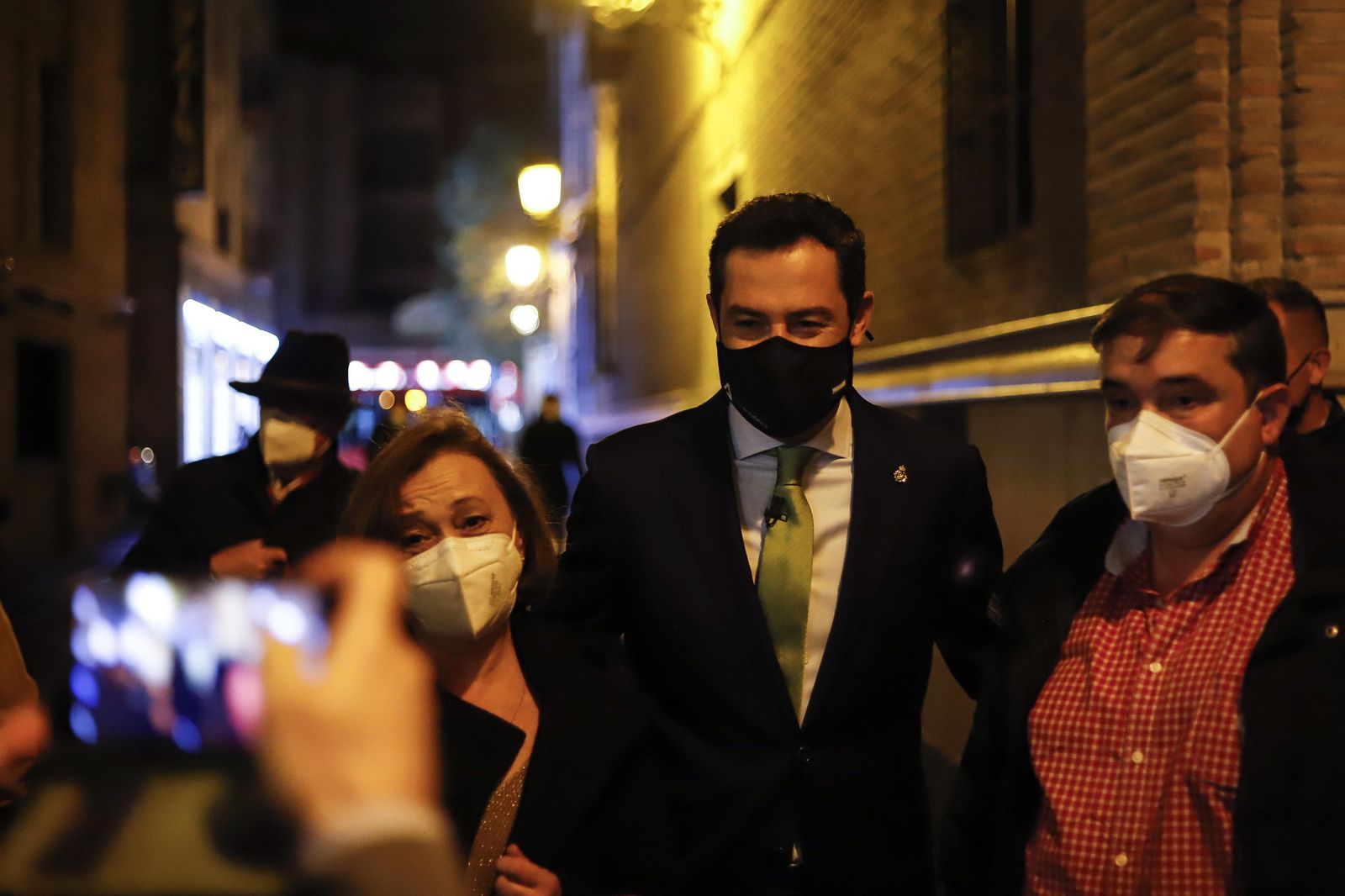 Así ha grabado Juanma Moreno su discurso de fin de año en una taberna de Granada