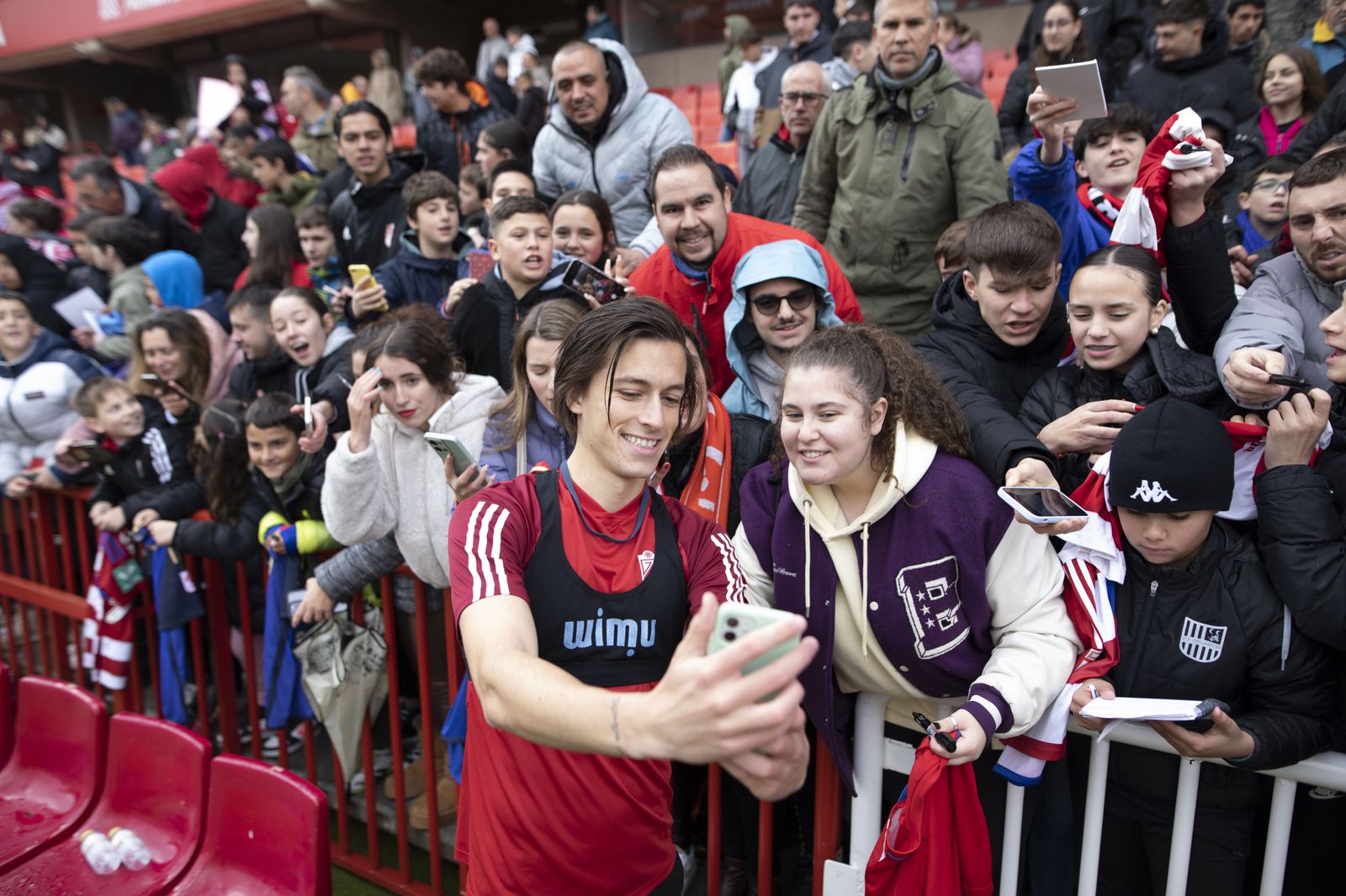 Las mejores imágenes del entrenamiento con público del Granada CF