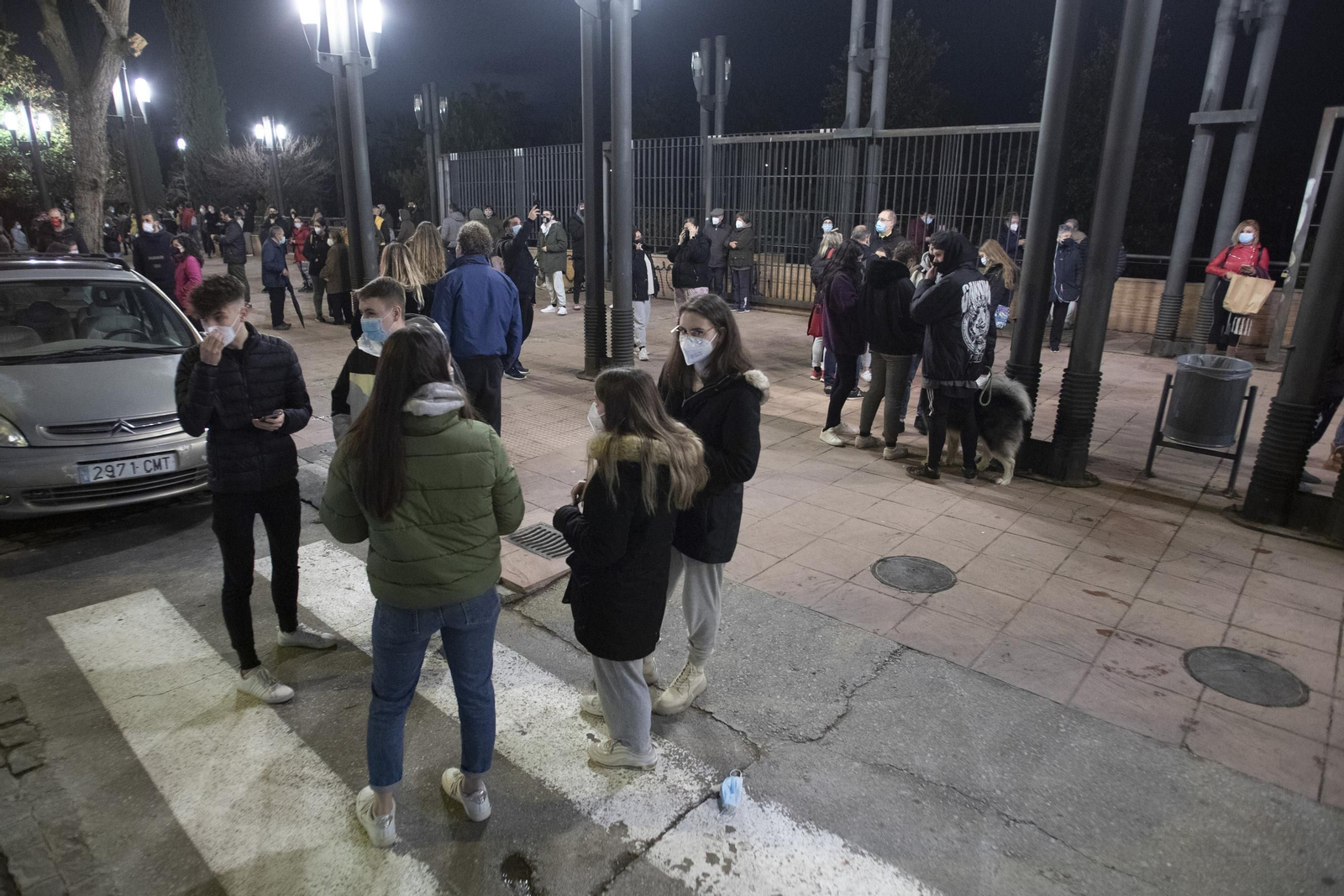 Decenas de granadinos salieron a la calle aquella noche del 26 de enero tras los terremotos.