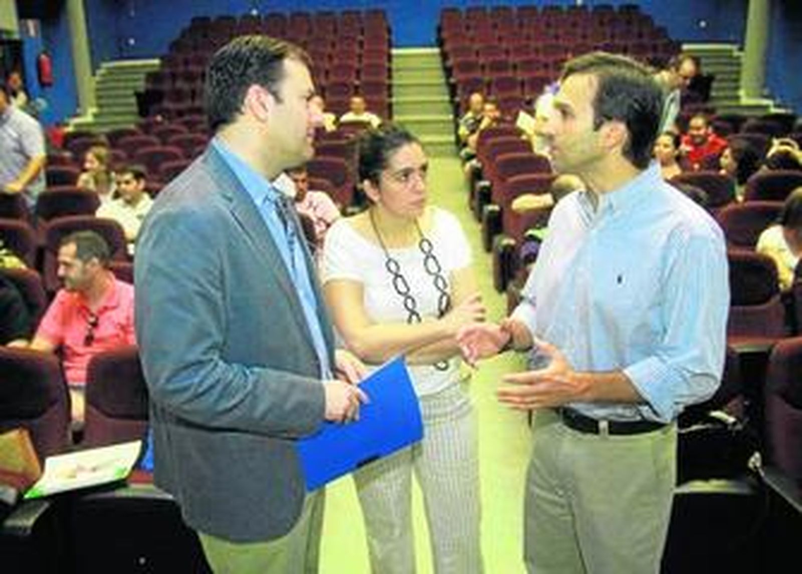 Adolfo Molina conversa con algunos representantes de Guadalinfo antes del encuentro.
