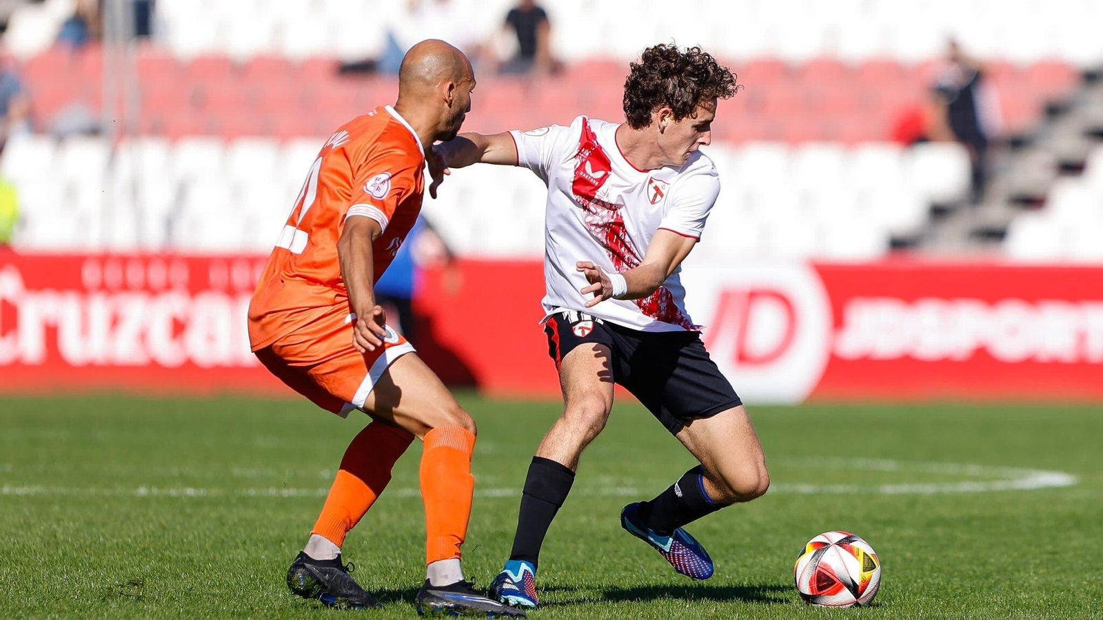 Manu Bueno disputa un balón con Kamal, del Vélez CF