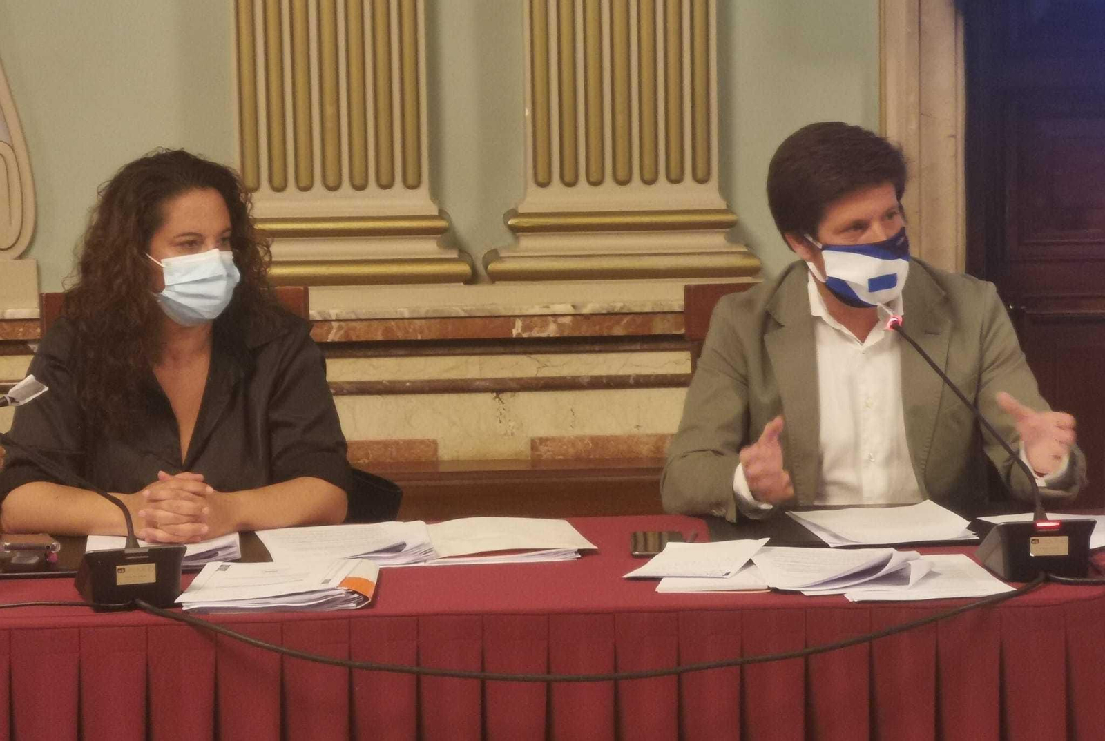 Noelia Álvarez y Guillermo García de Longoria en un pleno del Ayuntamiento de la capital. Noelia Álvarez y Guillermo García de Longoria en un pleno del Ayuntamiento de la capital.