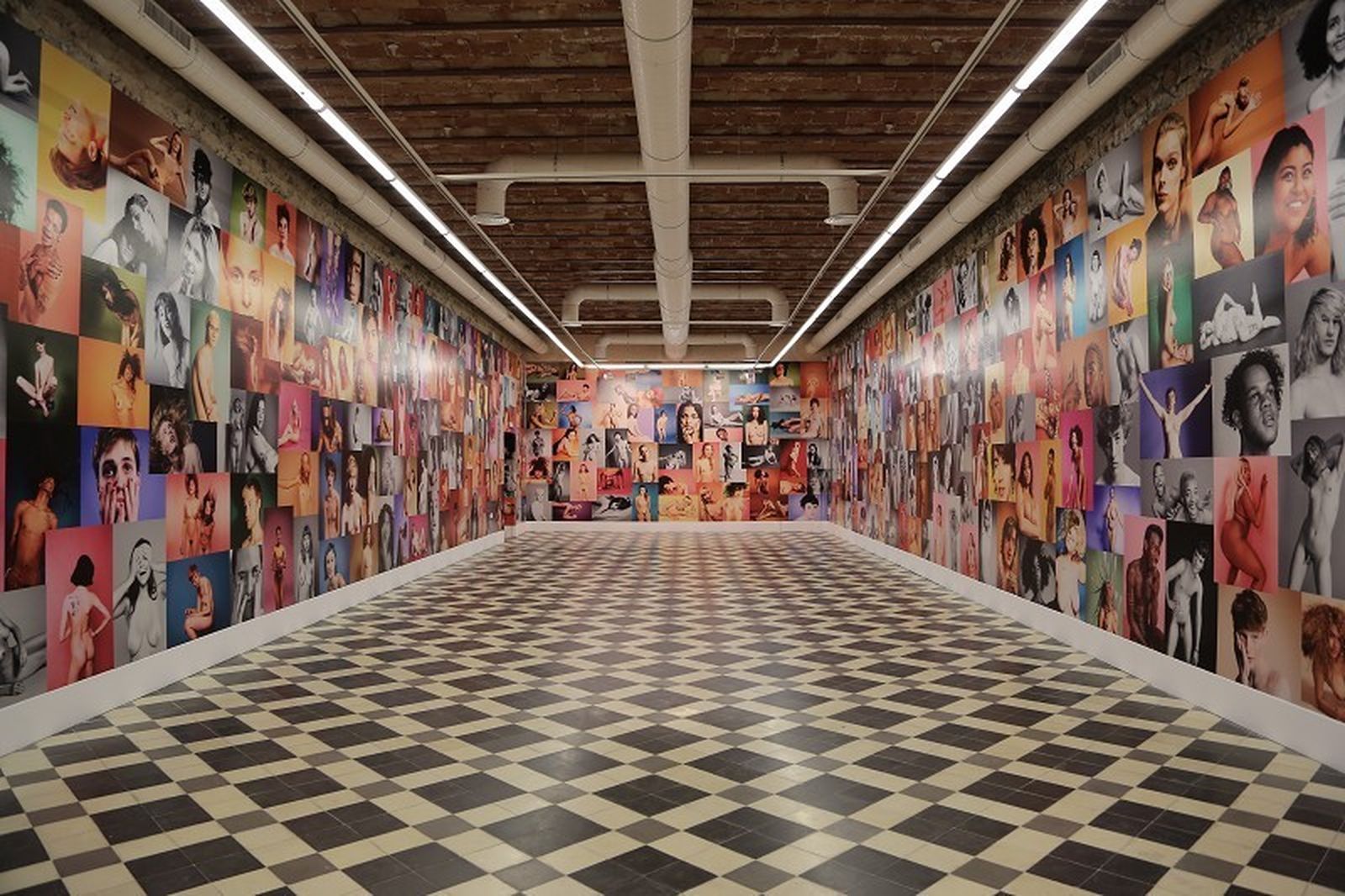 Las 'fotos' de McGinley cubren todo el espacio de la sala 017 de la Térmica.