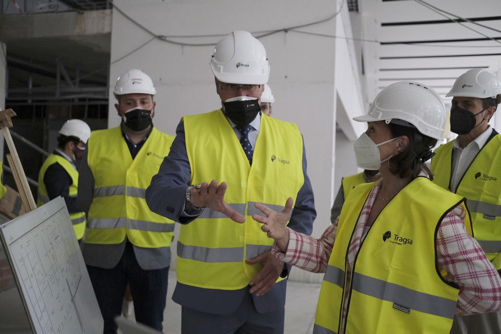 La visita de Carmen Calvo a las obras de la Biblioteca del Estado Grupo Cántico de Córdoba, en imágenes
