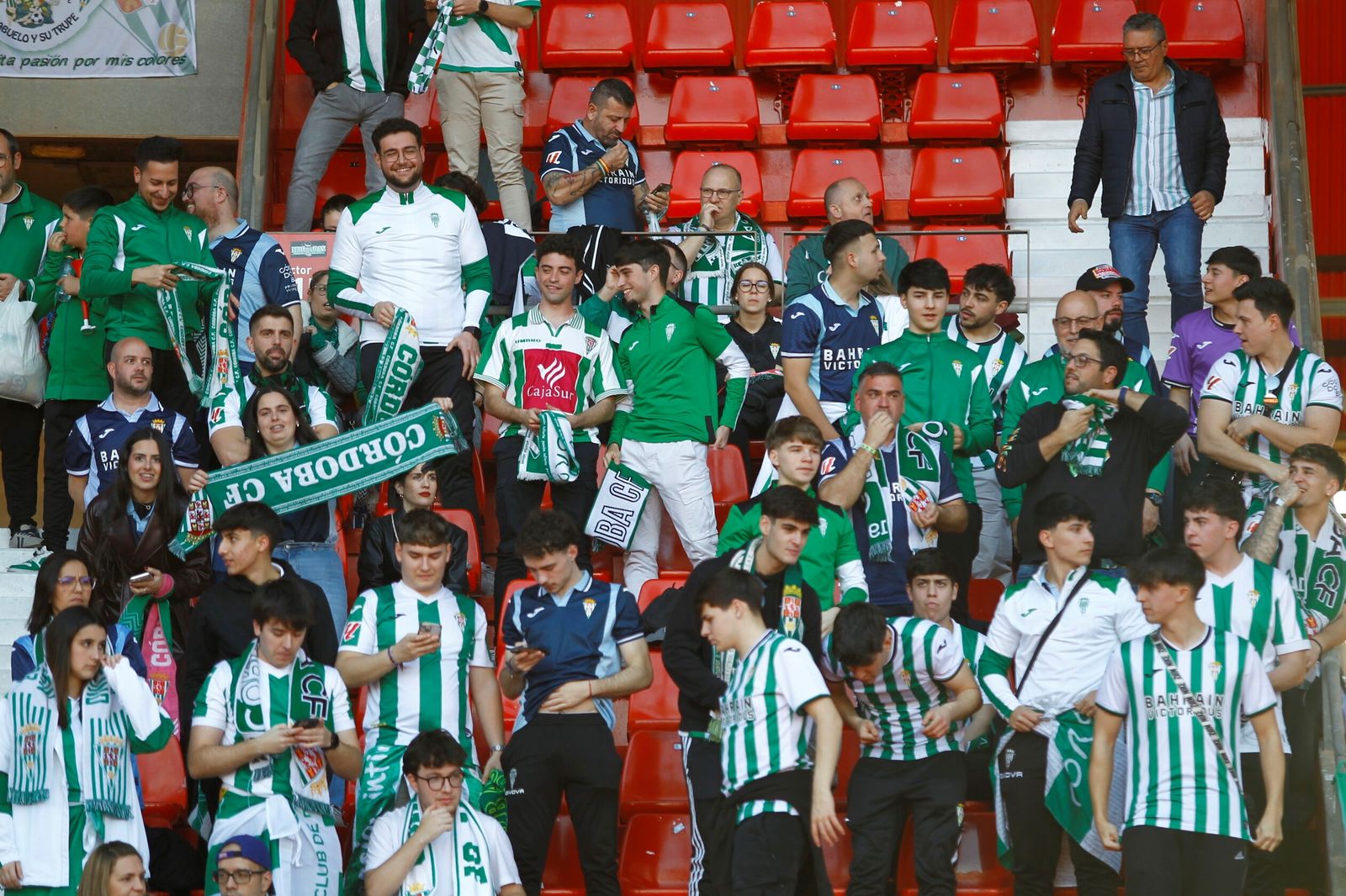 El Córdoba CF nunca camina solo: las fotos de la afición blanquiverde en Almería