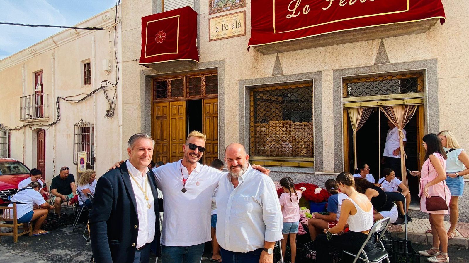 Alcalde de Dalías, Francisco Lirola; Hermano Mayor de la Hermandad del Santísimo Cristo de la Luz, Gabriel Lirola; y, Curro García López