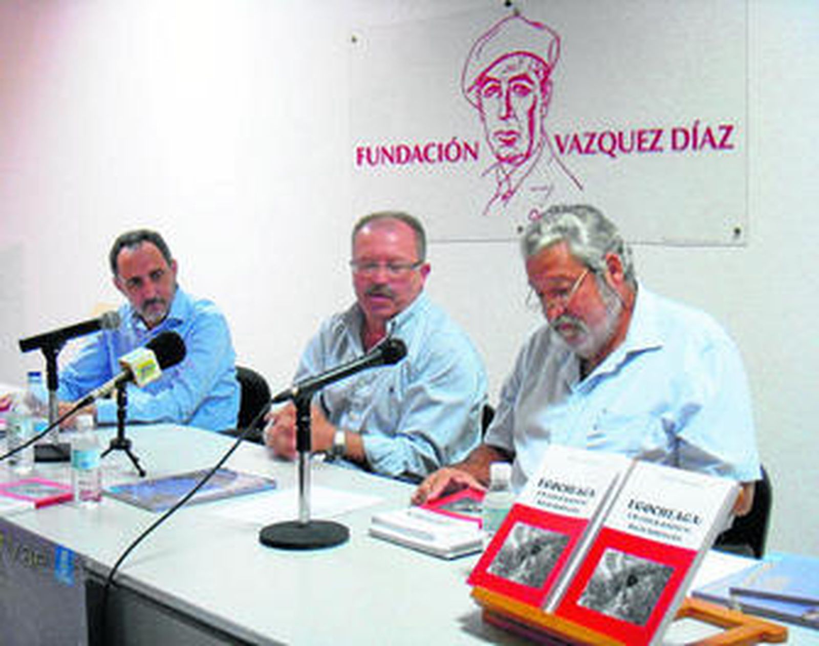 El autor del libro, junto al alcalde de Nerva y el edil de Cultura.