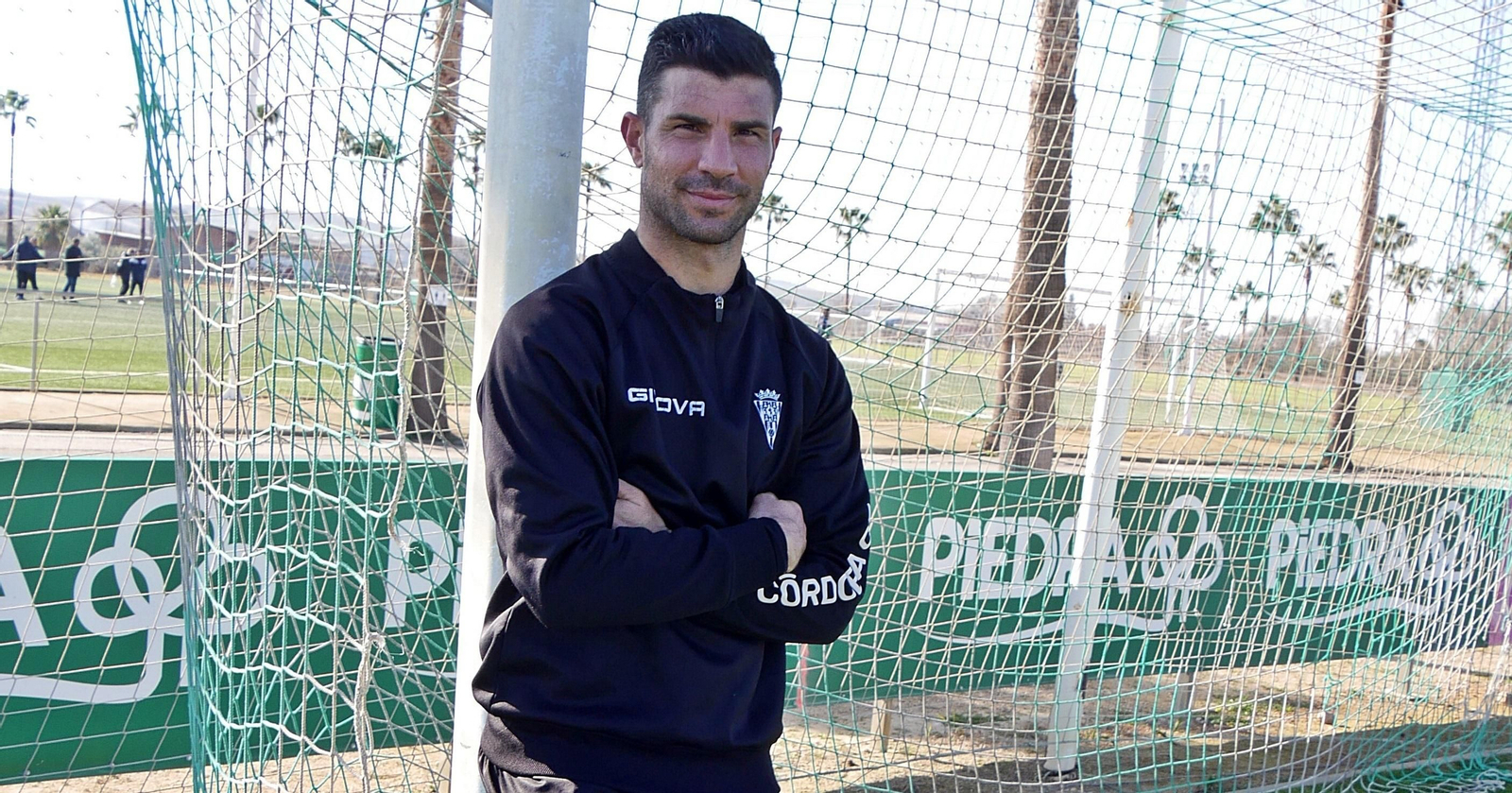 Willy Ledesma posa apoyado en una portería de la Ciudad Deportiva.