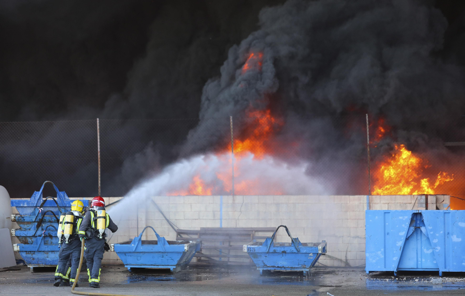 El incendio en el polígono Guadalhorce de Málaga, en fotos