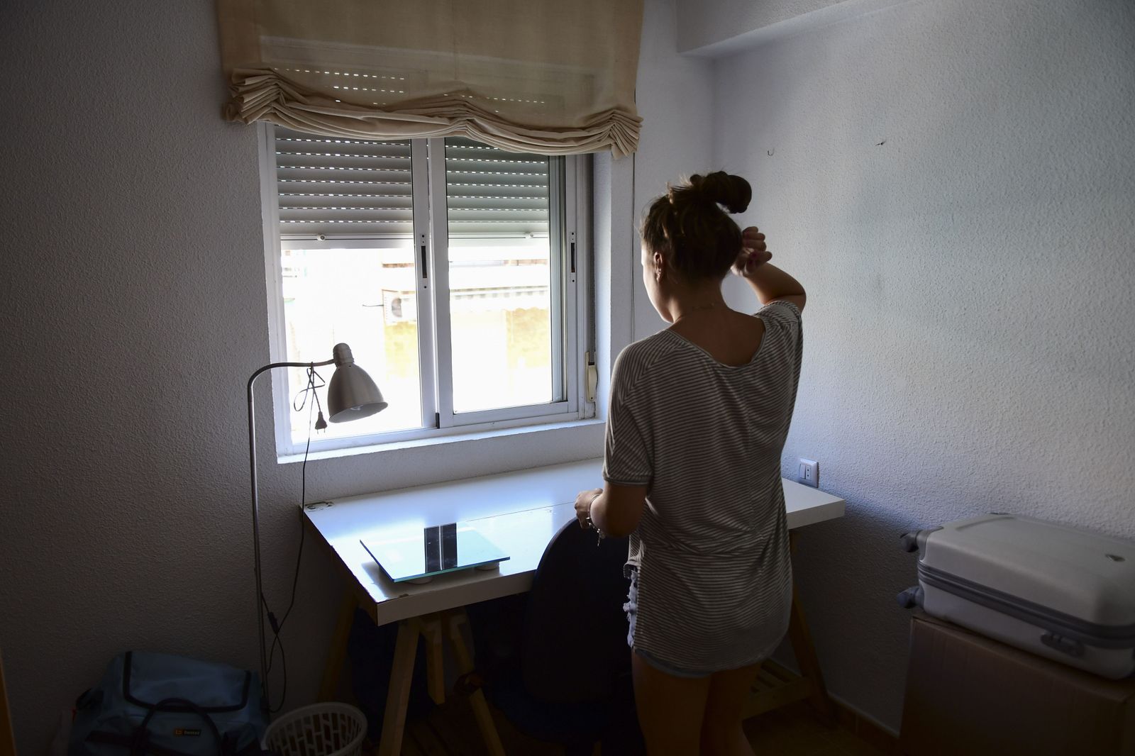 Una joven en su habitación en un piso de estudiantes.