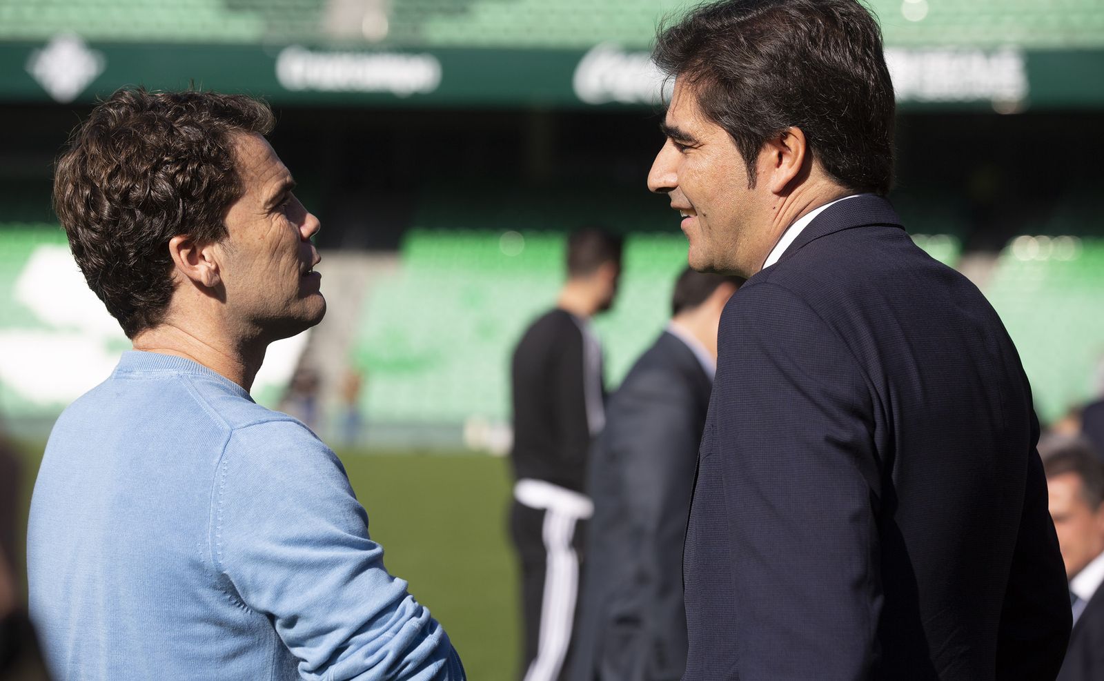 Ángel Haro dialoga con Rubi durante un acto del Betis.