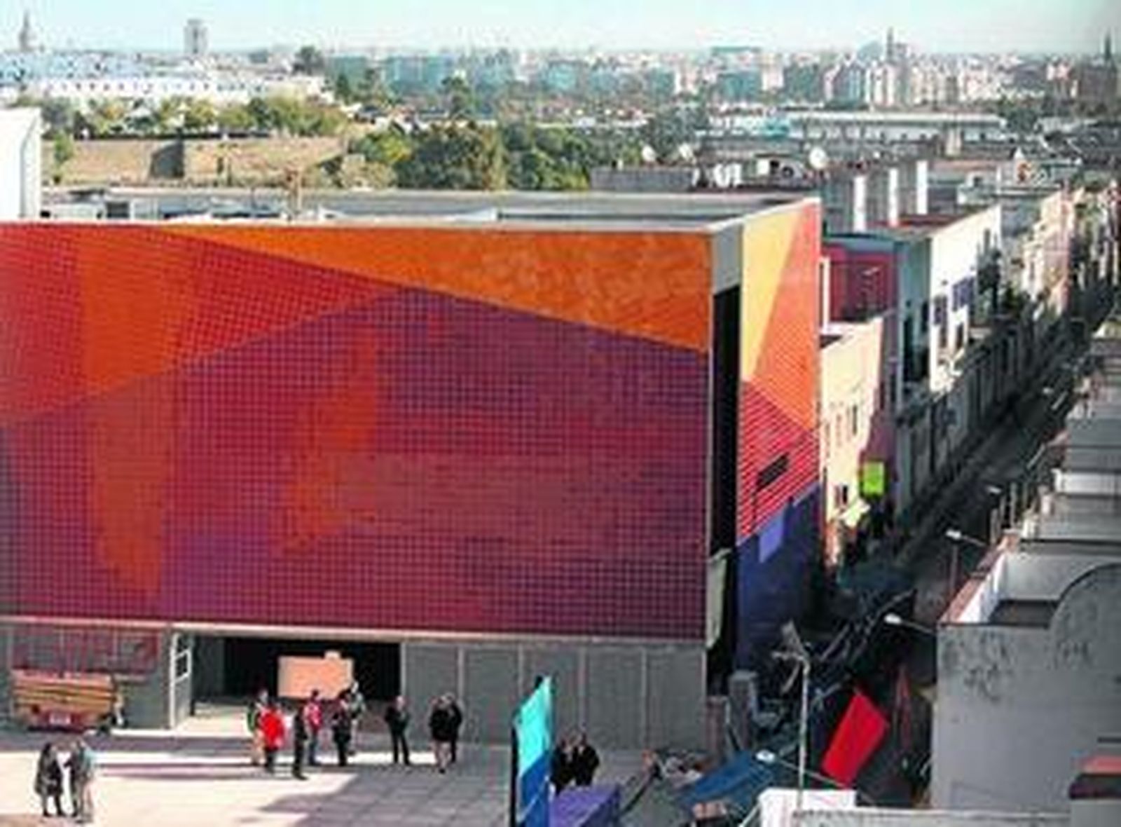 Una perspectiva del teatro Romero San Juan, con la plaza que se ha ganado para el barrio alto