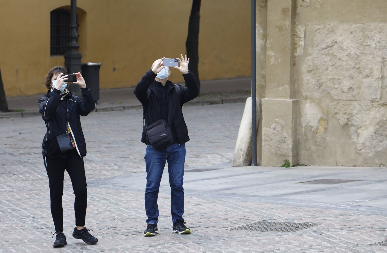 El buen tiempo llena las calles y terrazas en el primer día del Puente de Andalucía en Córdoba