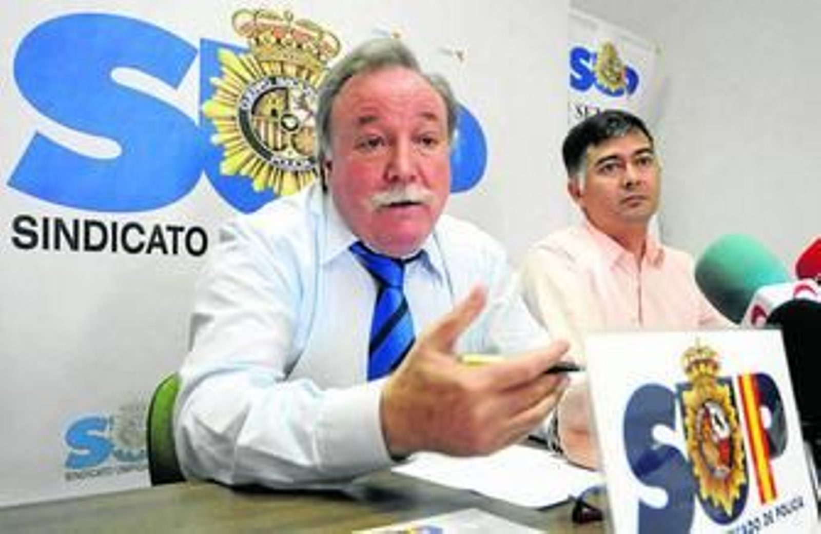 El secretario general del SUP, Manuel Espino, y su colega de la AUGC, Juan Luis Damas.