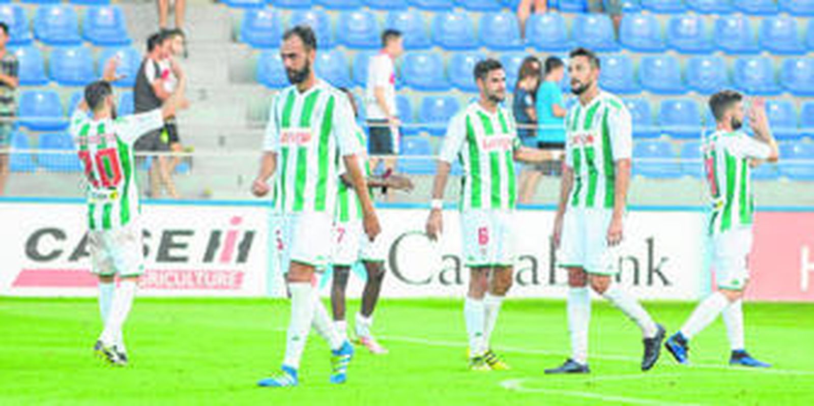 Los jugadores del Córdoba, cariacontecidos, a la conclusión del partido del pasado sábado en El Alcoraz de Huesca.