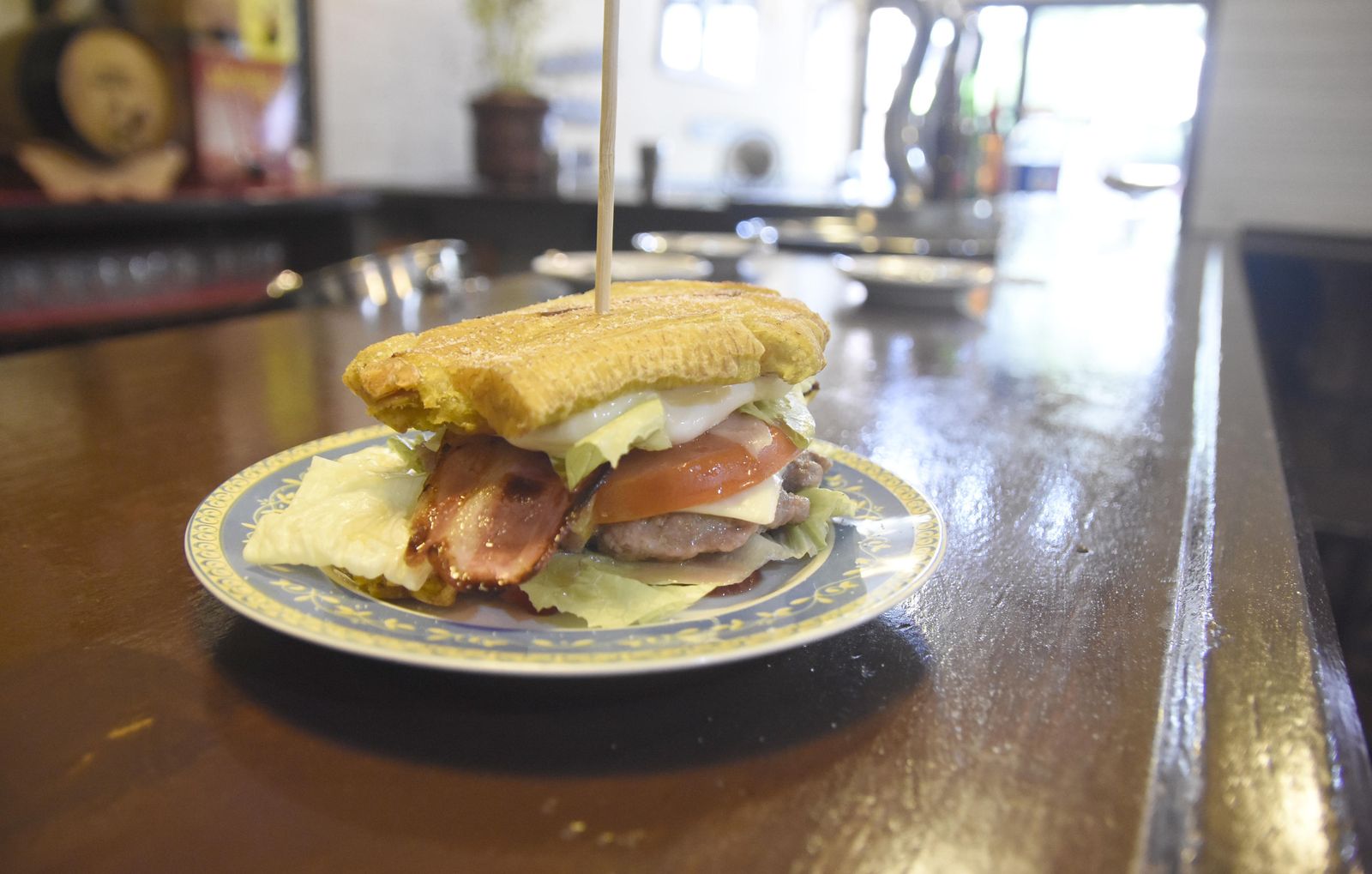 Pedro Sánchez y Beatriz Navea en el interior del Mesón Rancho Luna.