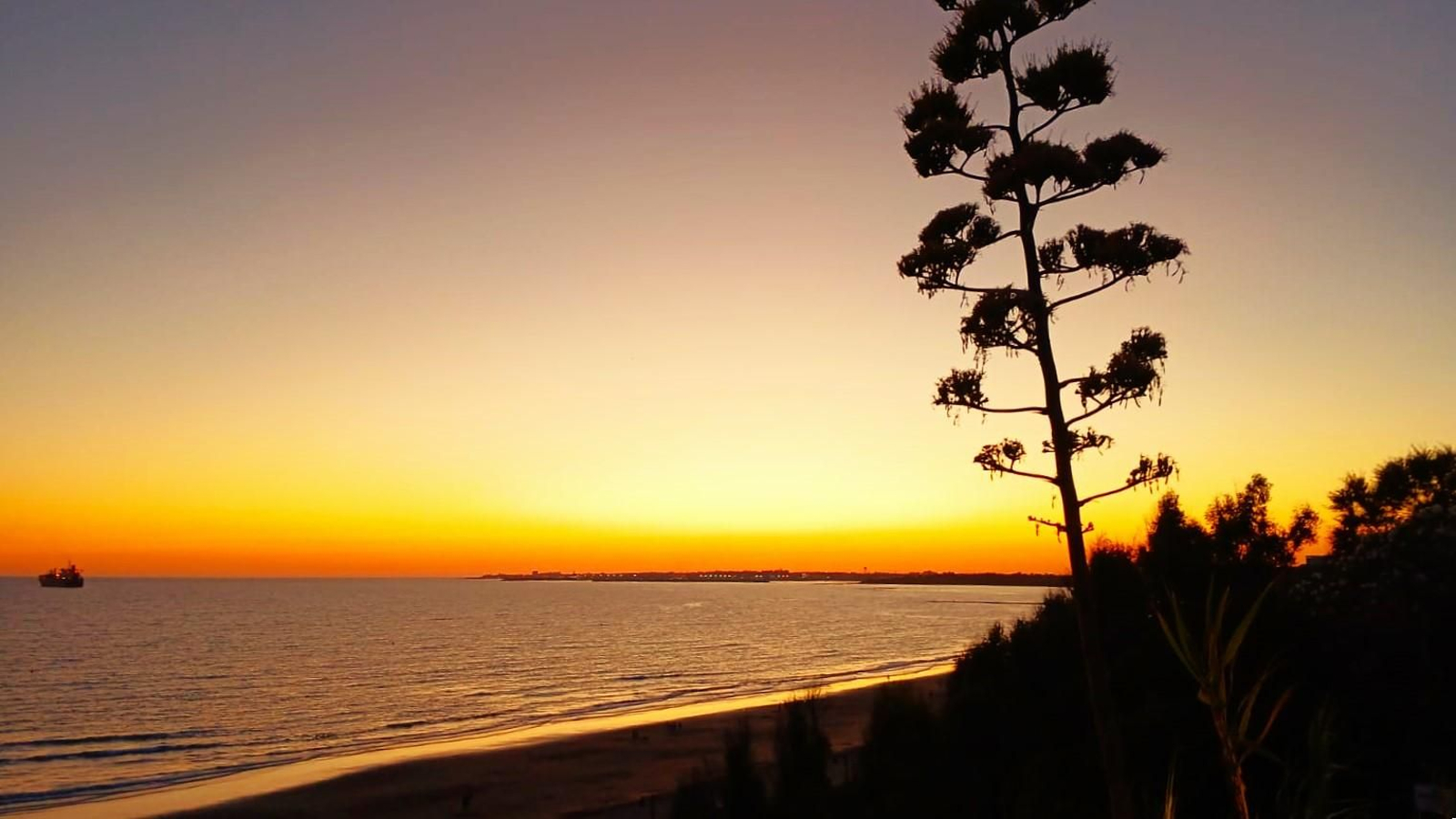 Atardecer en la playa de Las Redes con el sol cayendo sobre Rota