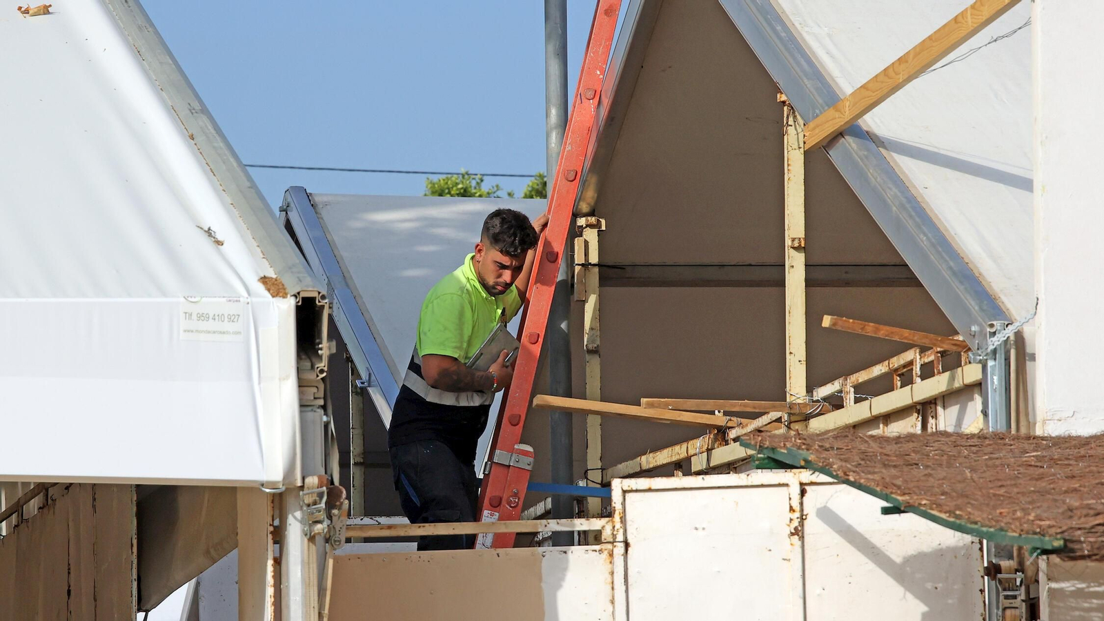 Montaje de las casetas de Feria.