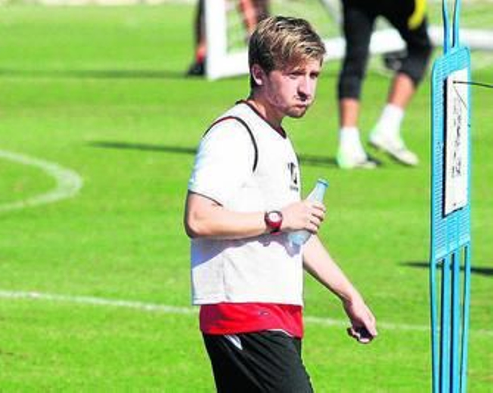 El alemán Marko Marin bebe agua durante el entrenamiento de ayer.