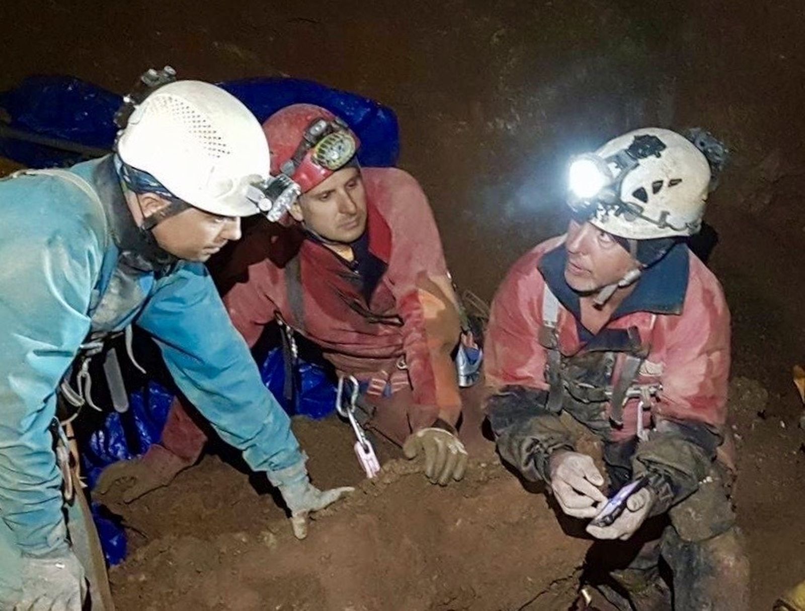 Espeleólogos del Ces-Escarpe de La Línea.