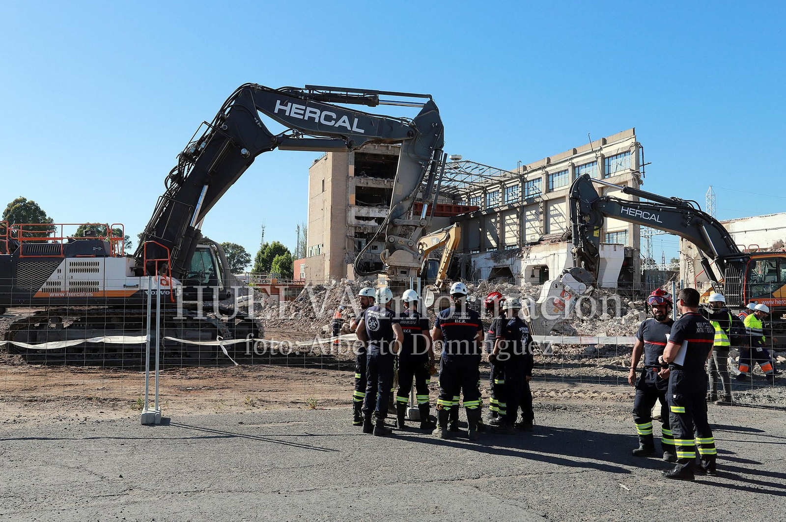Imágenes del simulacro de los Bomberos de Huelva con la Unidad Canina