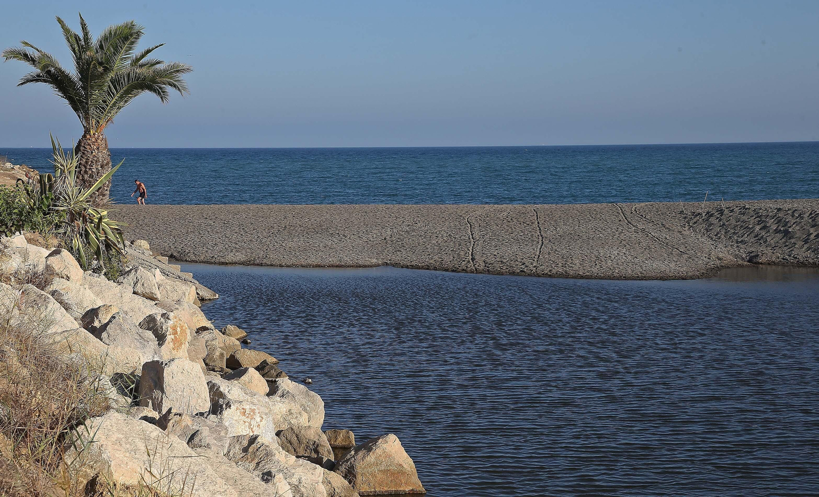 Fotos de la desembocadura del río Guadiaro taponada de nuevo