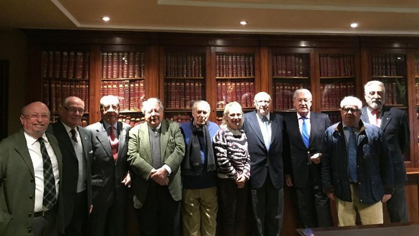 Los miembros de la nueva junta directiva del Casino Gaditano y el consejo asesor, Enrique García-Agulló, José Luis Suárez, José Ramón del Río, José Ramón Pérez, Enrique Maestre, Felicidad Rodríguez, José Pedro Pérez-Llorca, Miguel Nuche, José Manuel Jareño y Antonio Fernández-Repeto.