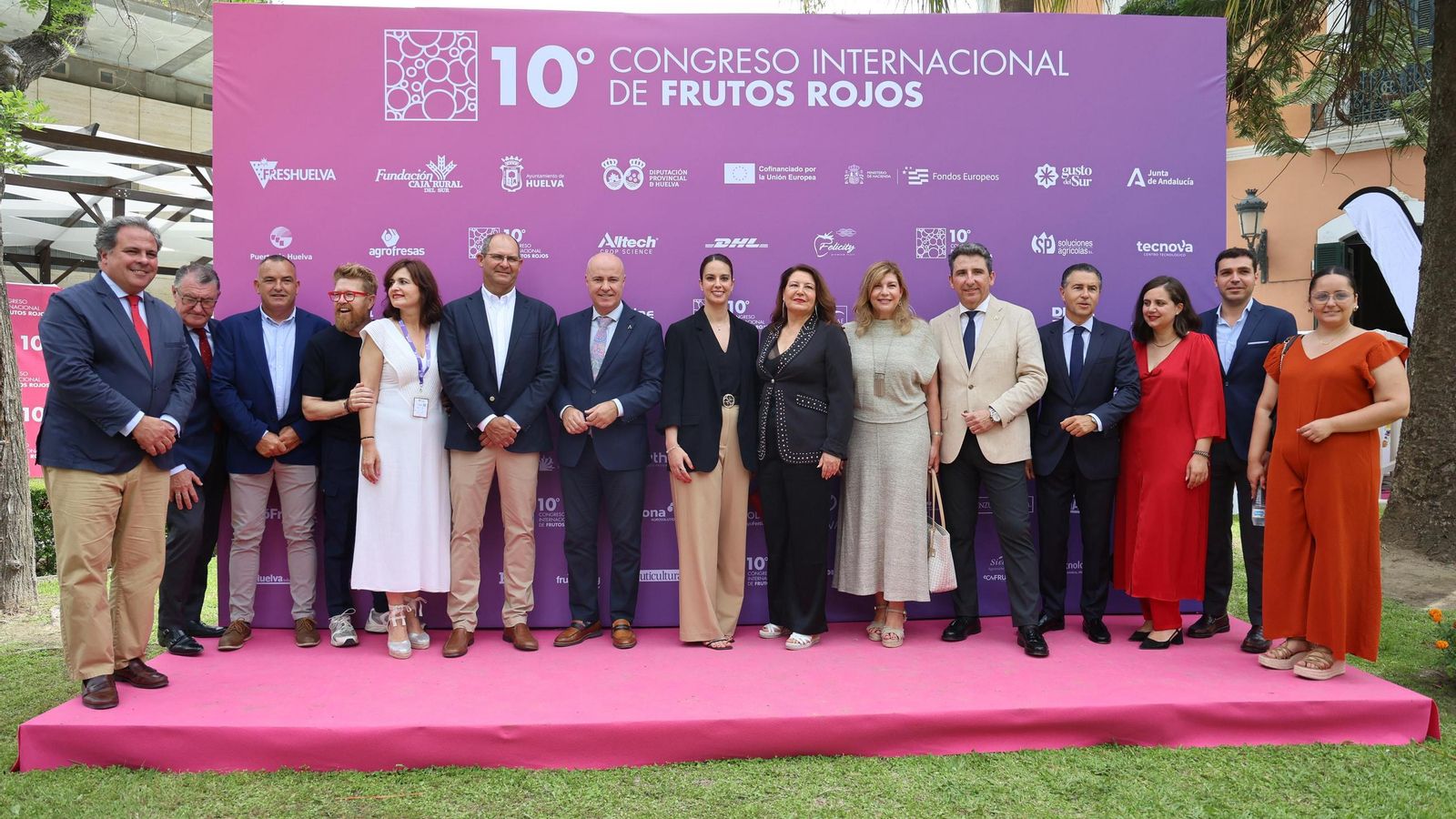 Algunos de los representantes institucionales que han asistido al Congreso Internacional de los Frutos Rojos. Algunos de los representantes institucionales que han asistido al Congreso Internacional de los Frutos Rojos.