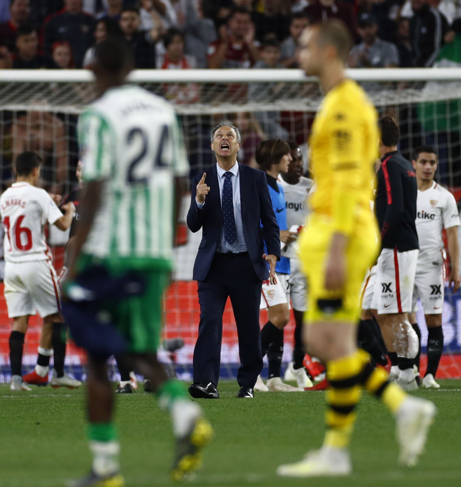 Joaquín Caparrós celebra a su modo la victoria en el derbi.