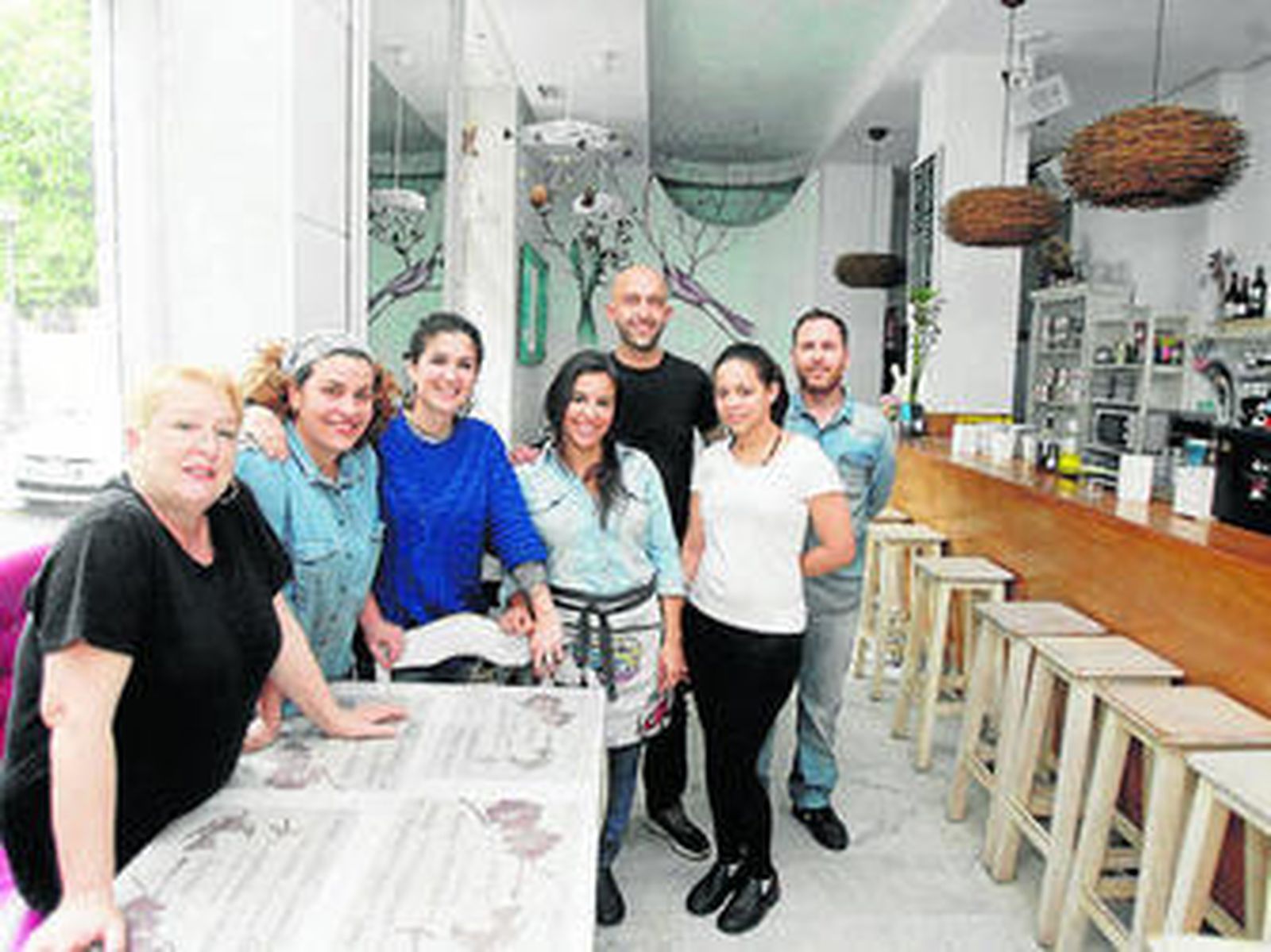Juana, Gema, María, Silvia, Juan, Aurora y Samuel, en La Tortuga.