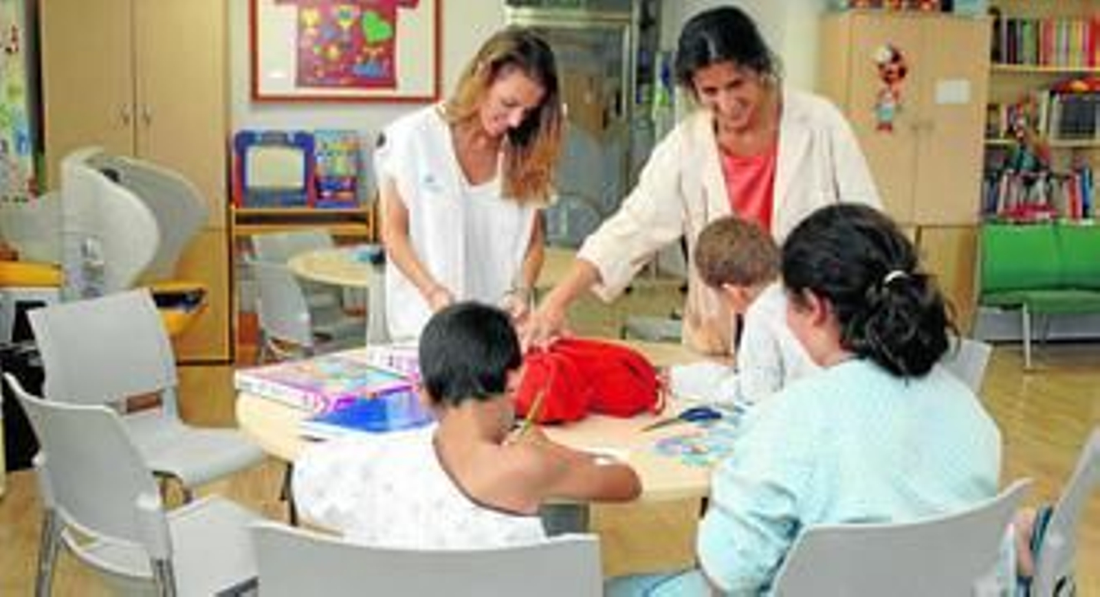 Unos pequeños hospitalizados participan se divierten en el aula especial para juegos. Unos pequeños hospitalizados participan se divierten en el aula especial para juegos.