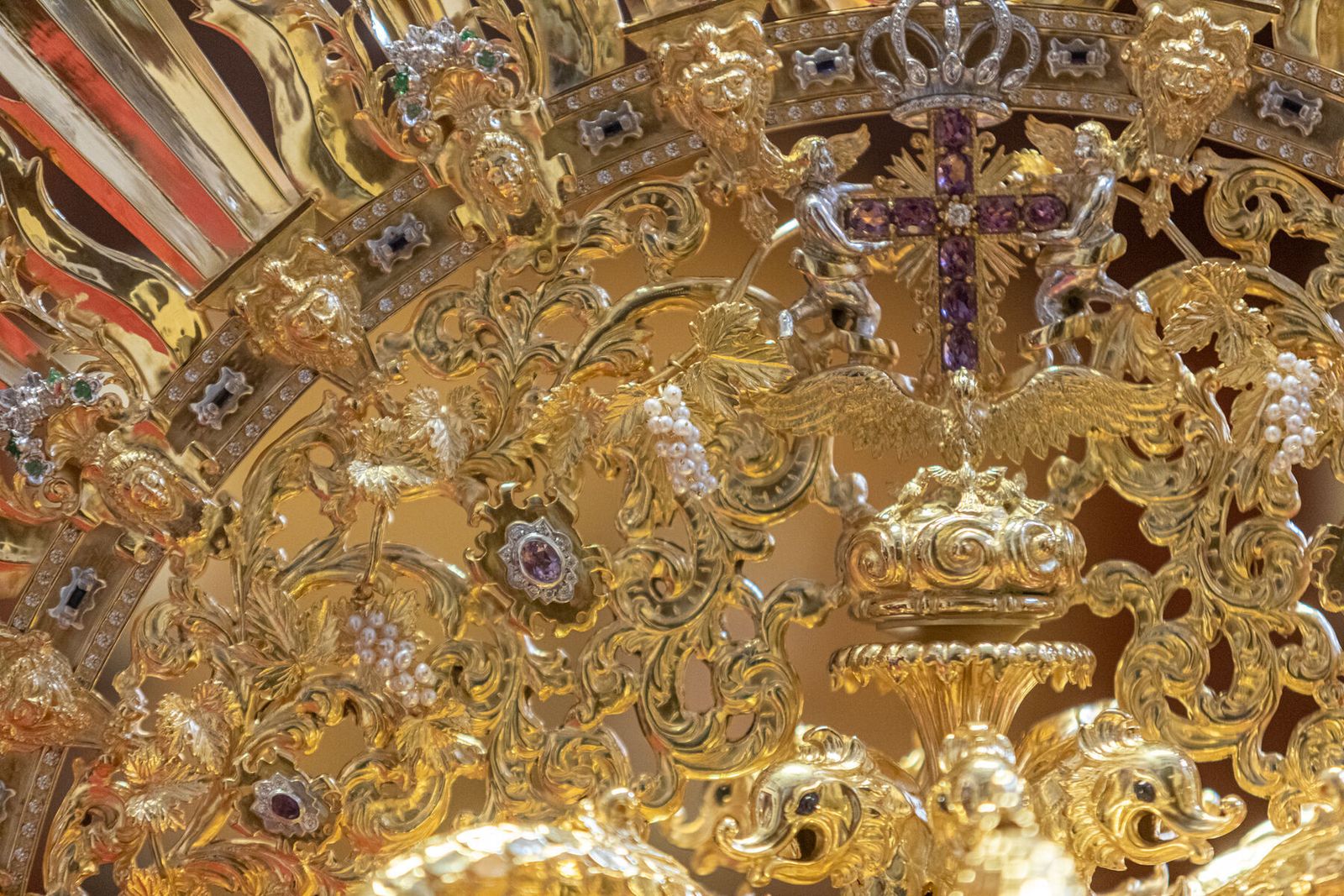 Los detalles de la nueva corona de la Virgen de las Penas.