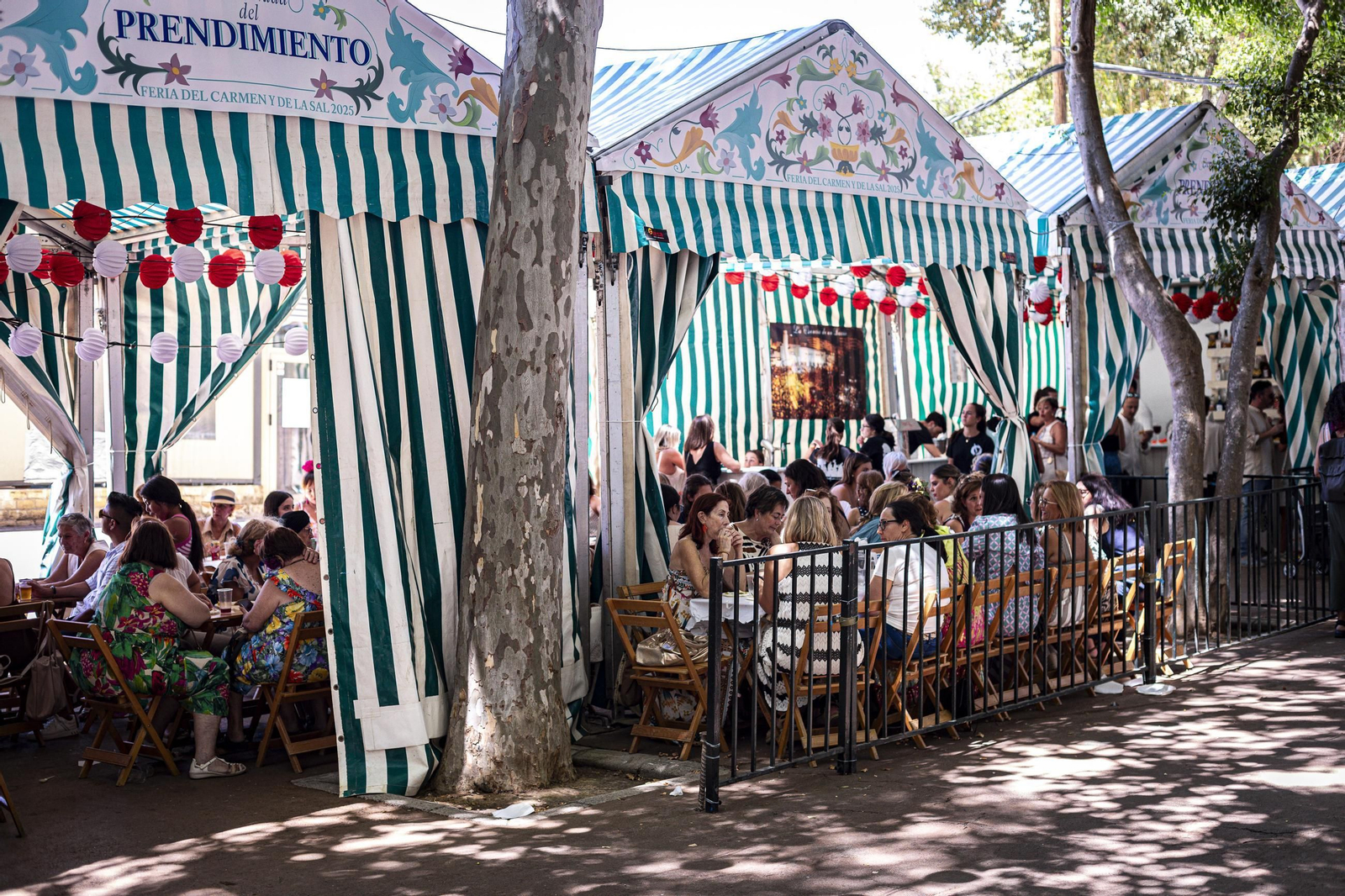 Búscate en las imágenes del Día de la Mujer de la Feria del Carmen y de la Sal de San Fernando