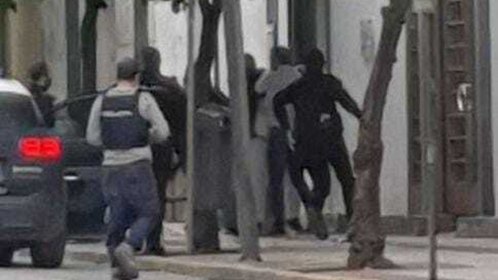 Momento de la detención de uno de los sospechosos.