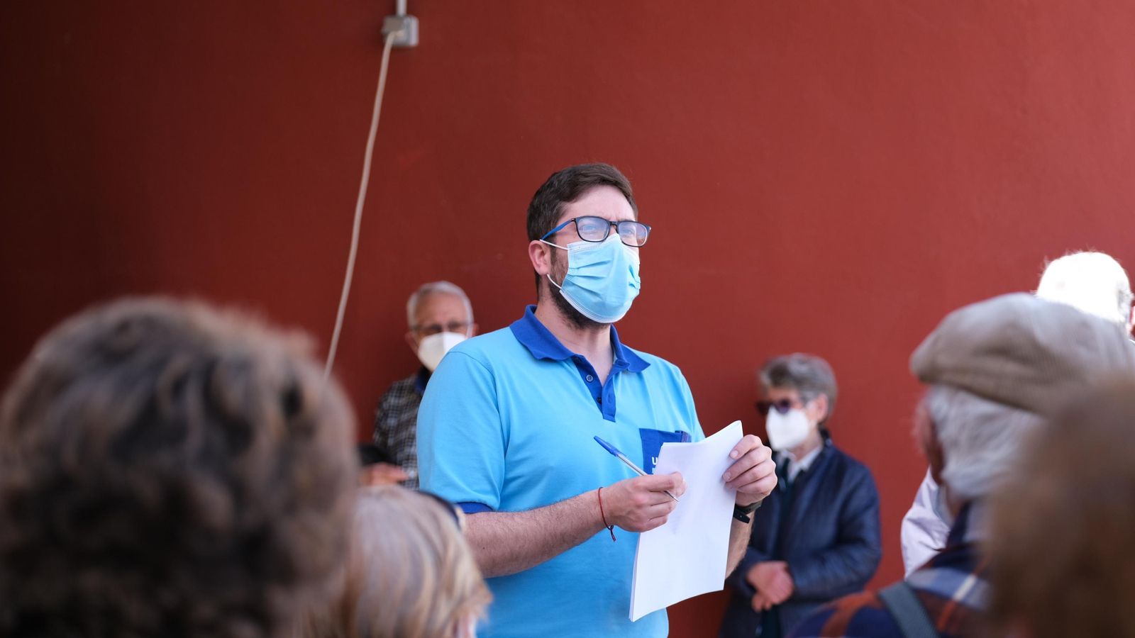 Pedro González llevando el control de los vacunados en el centro de salud de Tabernas
