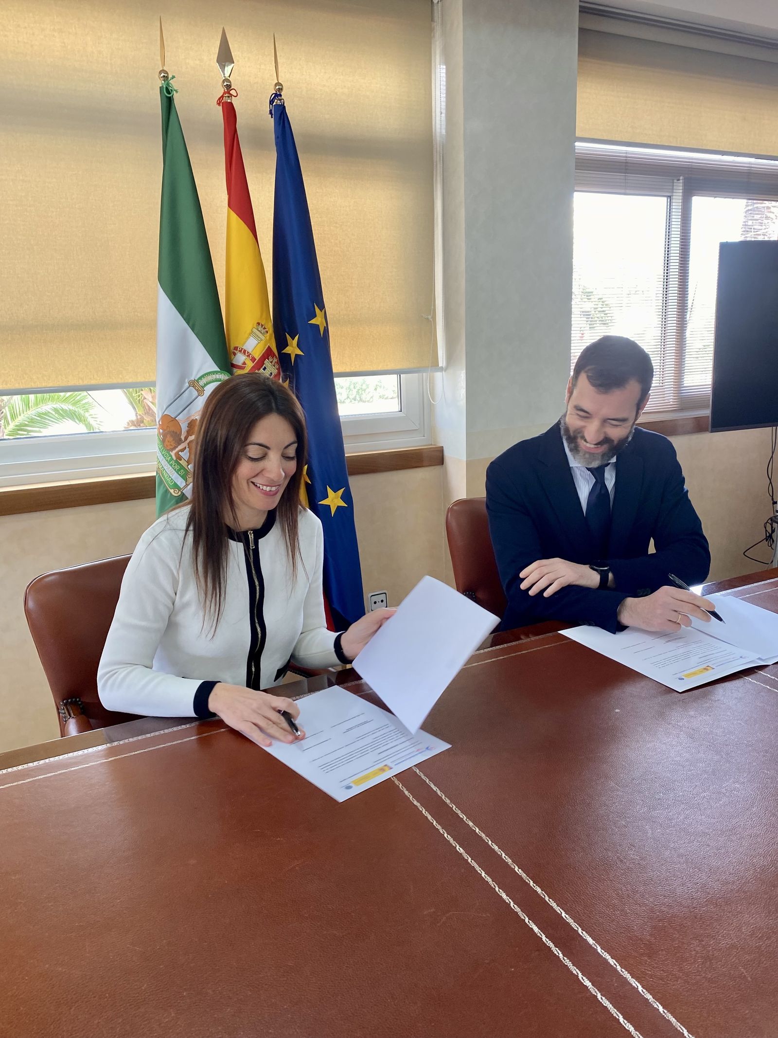 La presidenta de la APA, María del Rosario Soto y el  presidente de Sasemar, Benito Núñez, en la firma del contrato