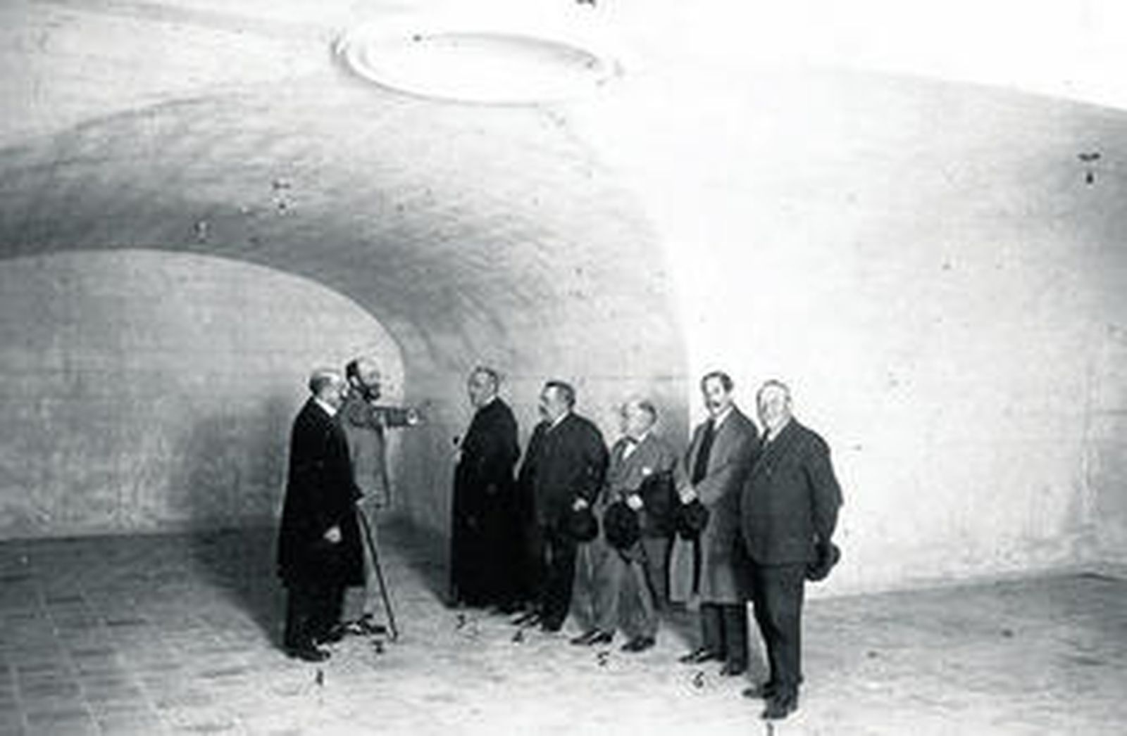 Pelayo Quintero, con un grupo de gaditanos, en la cripta de San Felipe Neri, en 1931; arriba, con el rey Alfonso XIII en unas excavaciones de El Puerto.