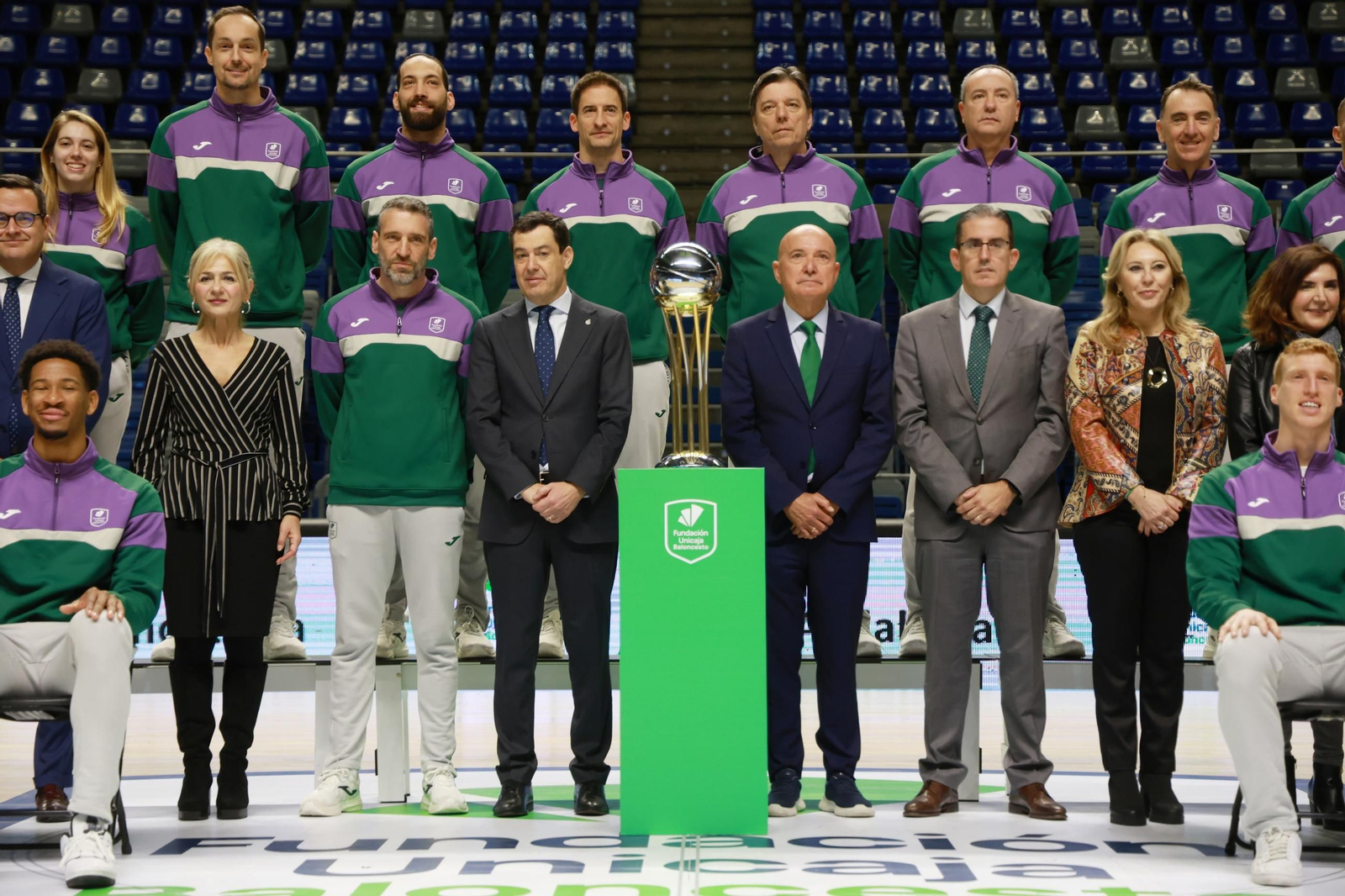 El presidente de la Junta de Andañucía, Juanma Moreno, visita a los campeones de la Copa del Rey
